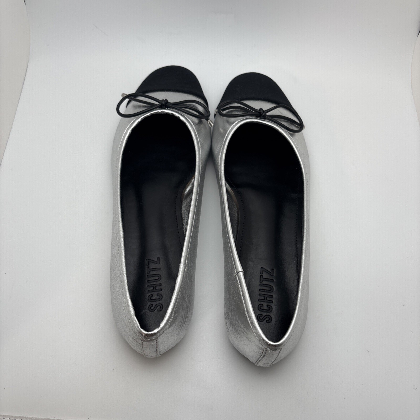 Schutz Arissa Bow Flats In Metallic Silver/Black Cap Toe Size 7B NEW *tiny flaw