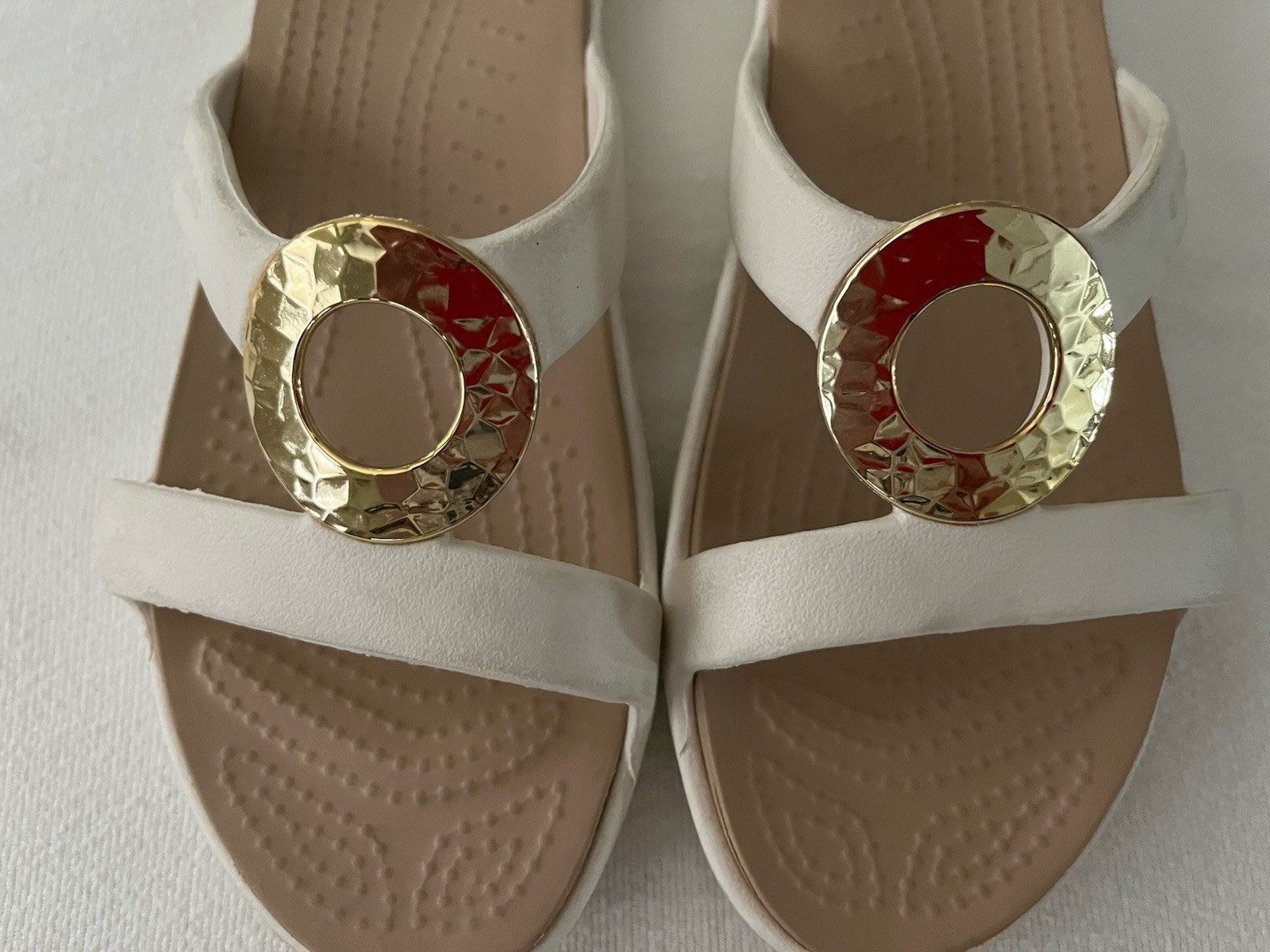 Women’s Crocs Sanrah Circle Slide Sandals, Hammered Ring Oyster Gold Size 6 EUC