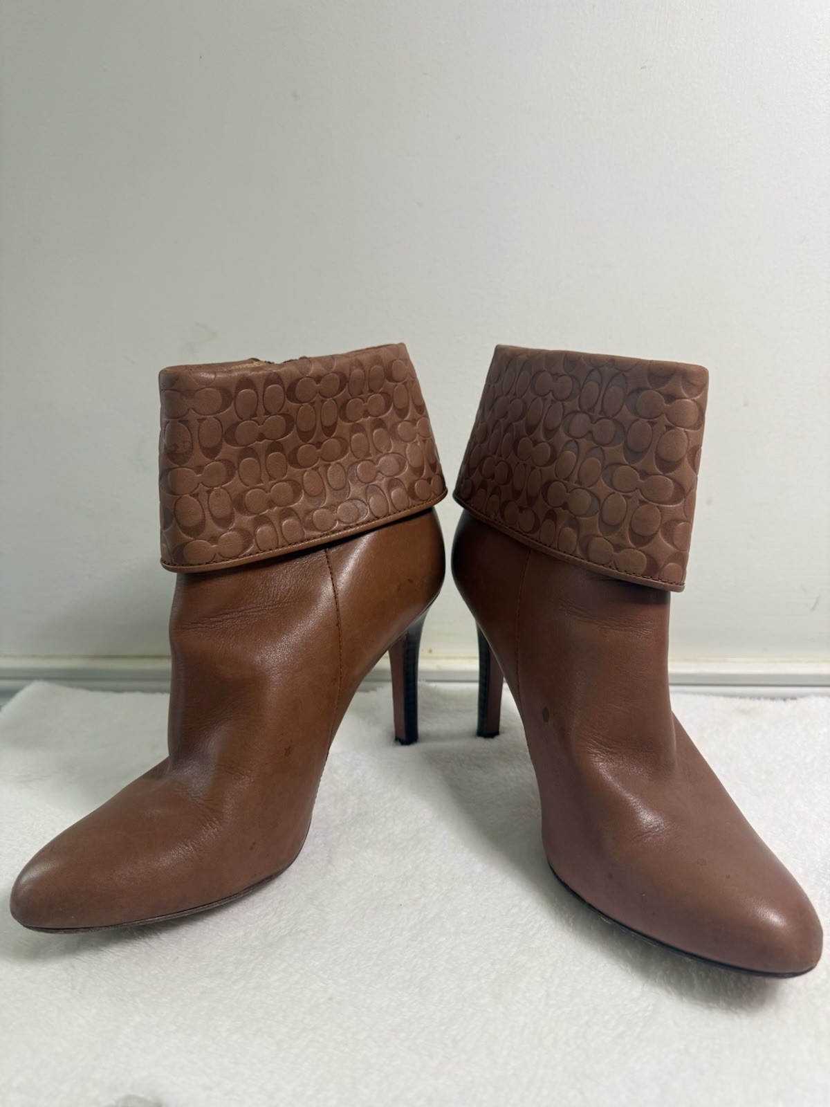 Coach Women’s Brown Leather Ankle Bootie Almond Toe Side Zip Logo Cuff 9B