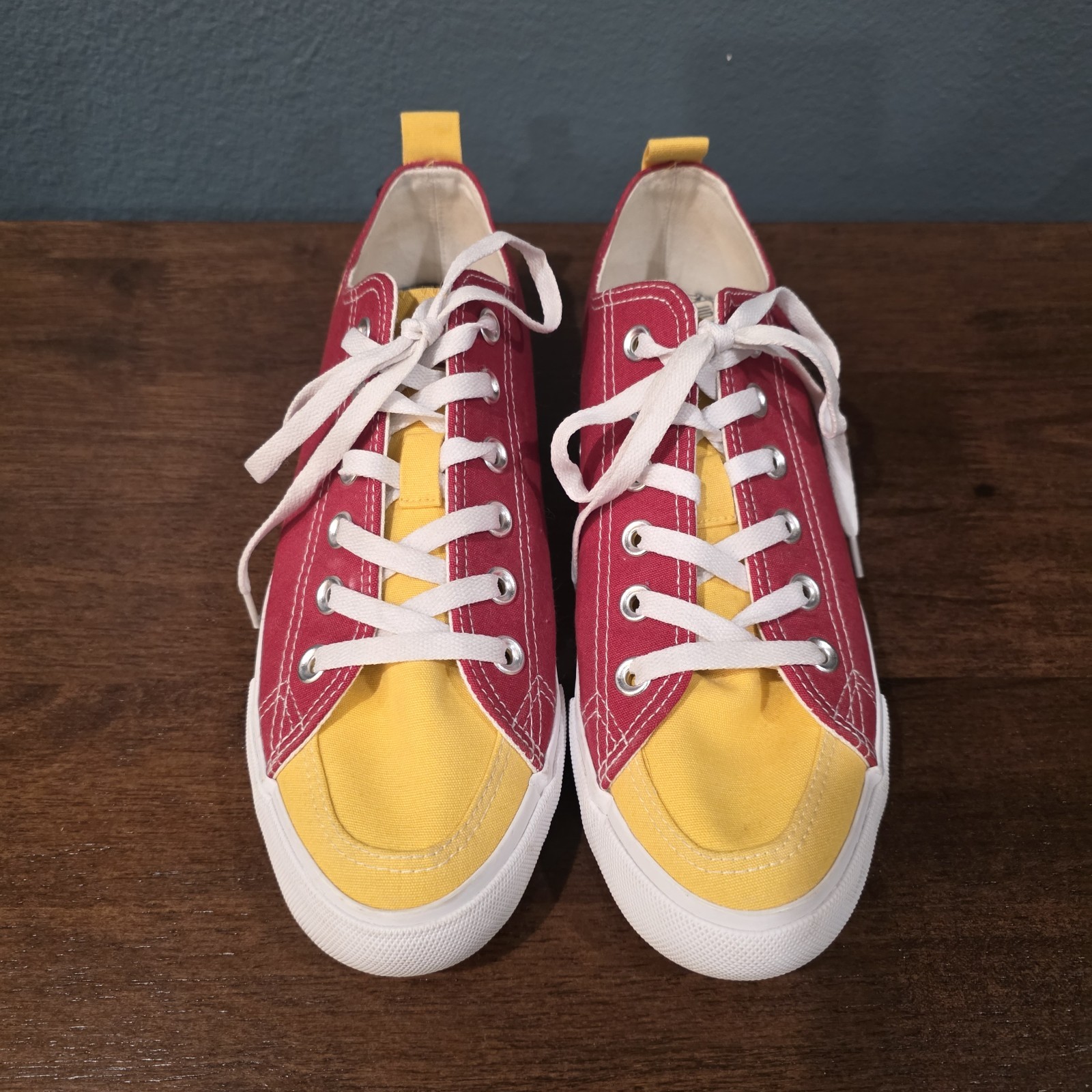 SKICKS USC CANVAS Lace up Shoes Sneaker Women 9 or Men 7 EUC Two toned low top