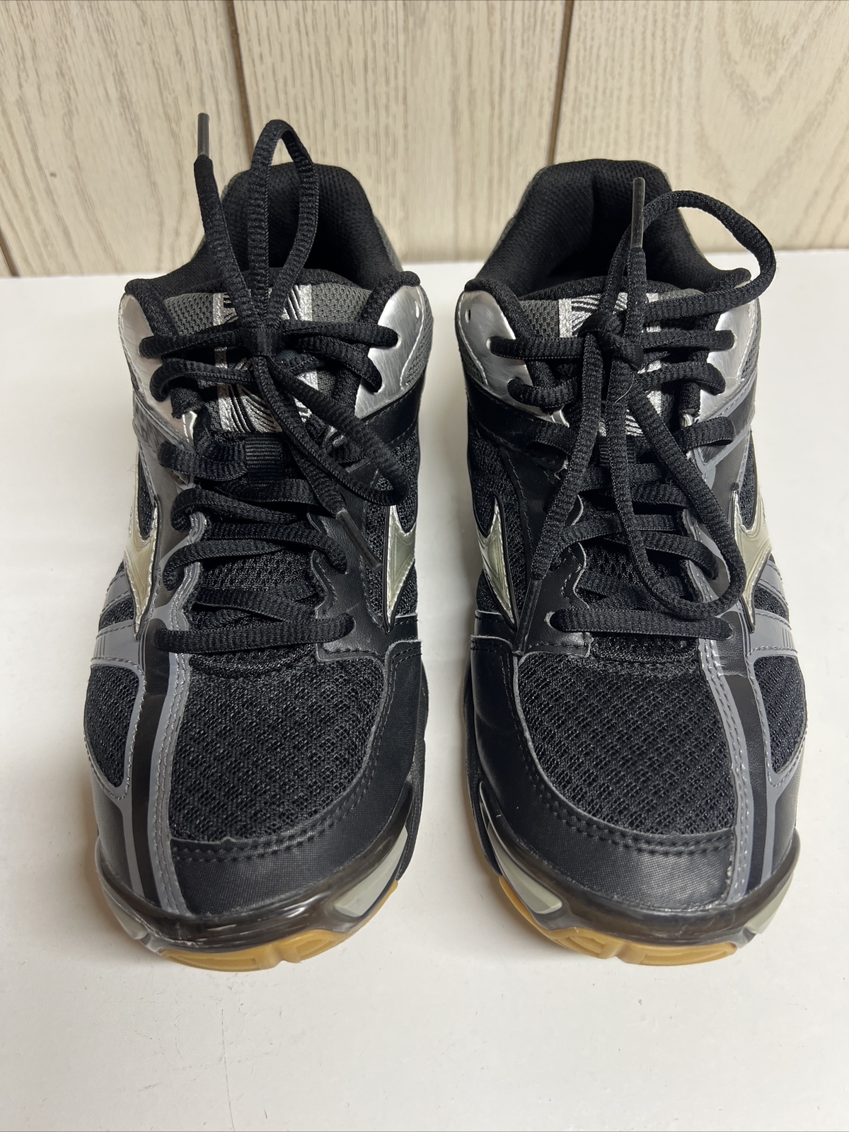 Mizuno Wave Bolt 6 Volleyball Shoes – Women’s size 8 retails $100!
