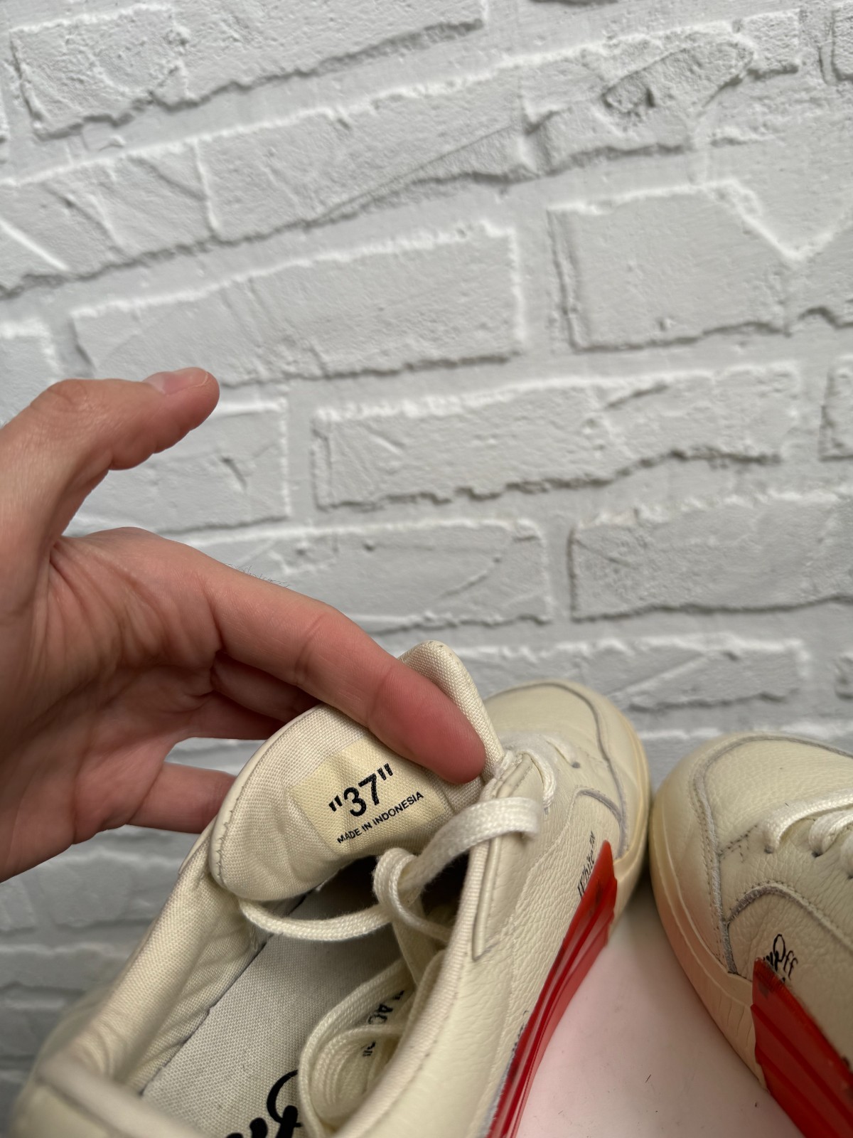 Off-White Leather Vulcanized Low sneakers cream white size 37