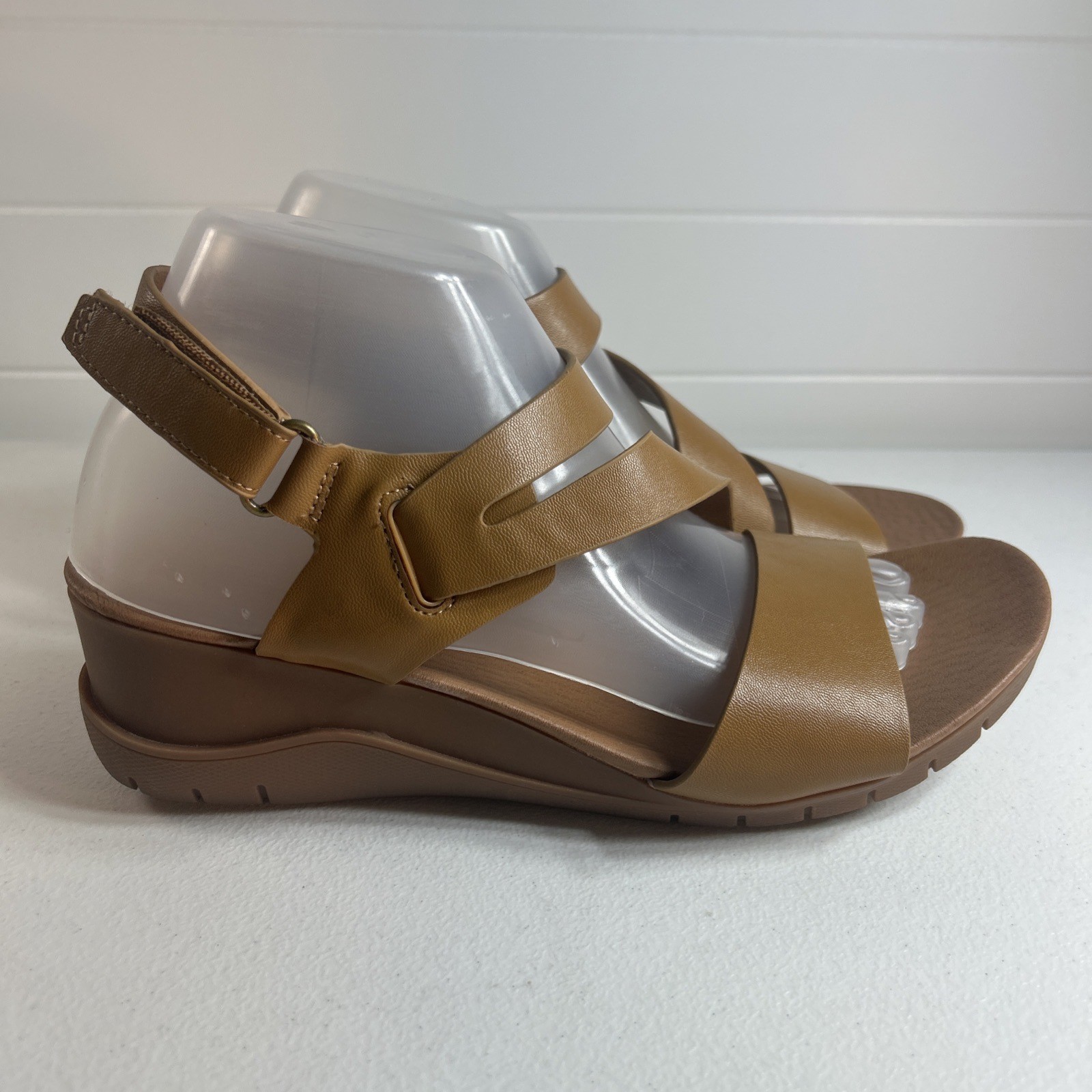 Baretraps Caley Women’s Sandals Size 9.5 M Tan Carmel Shoes Strap Comfort