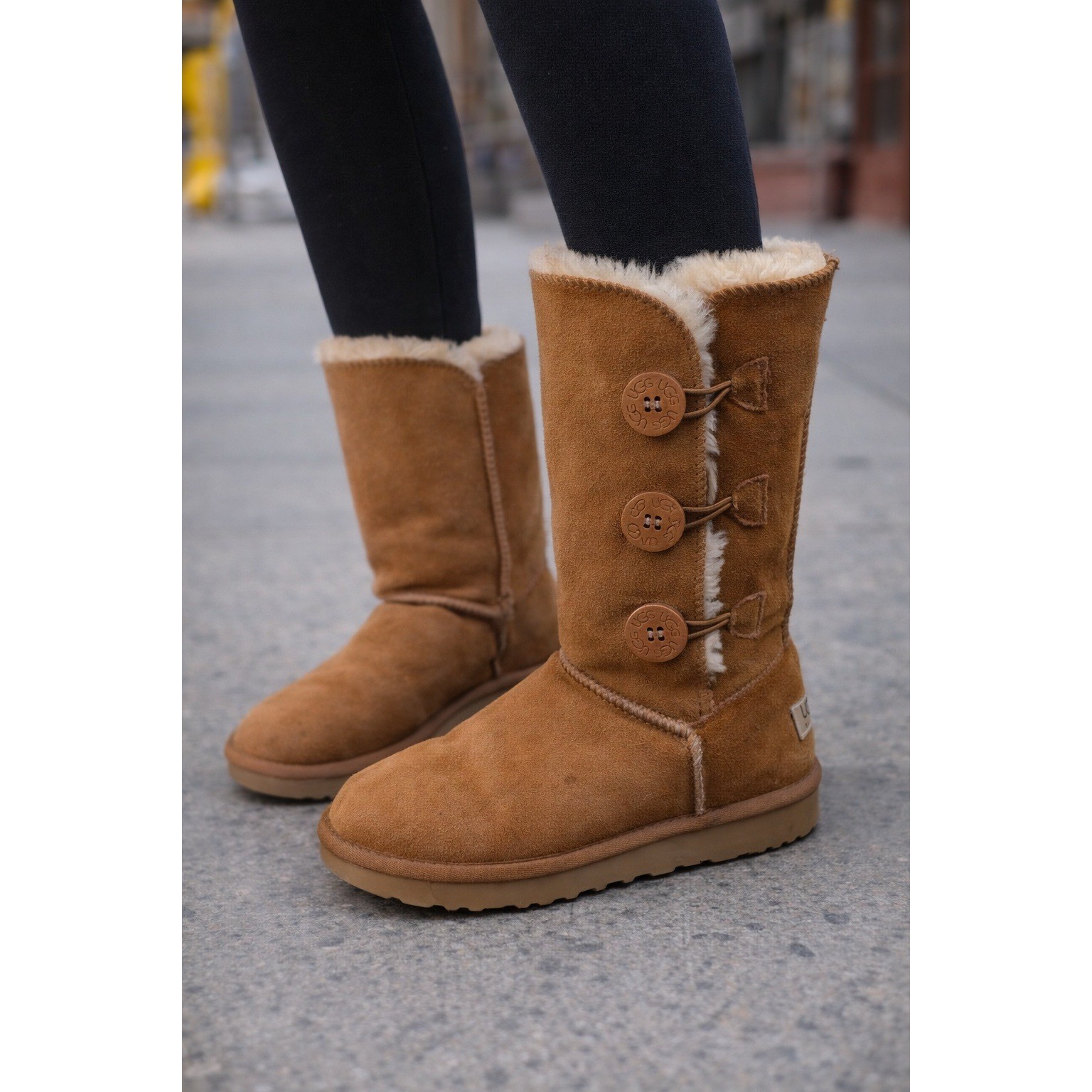 UGG Australia Classic Bailey Button Boots Chestnut Suede Sheepskin Lined Size 8