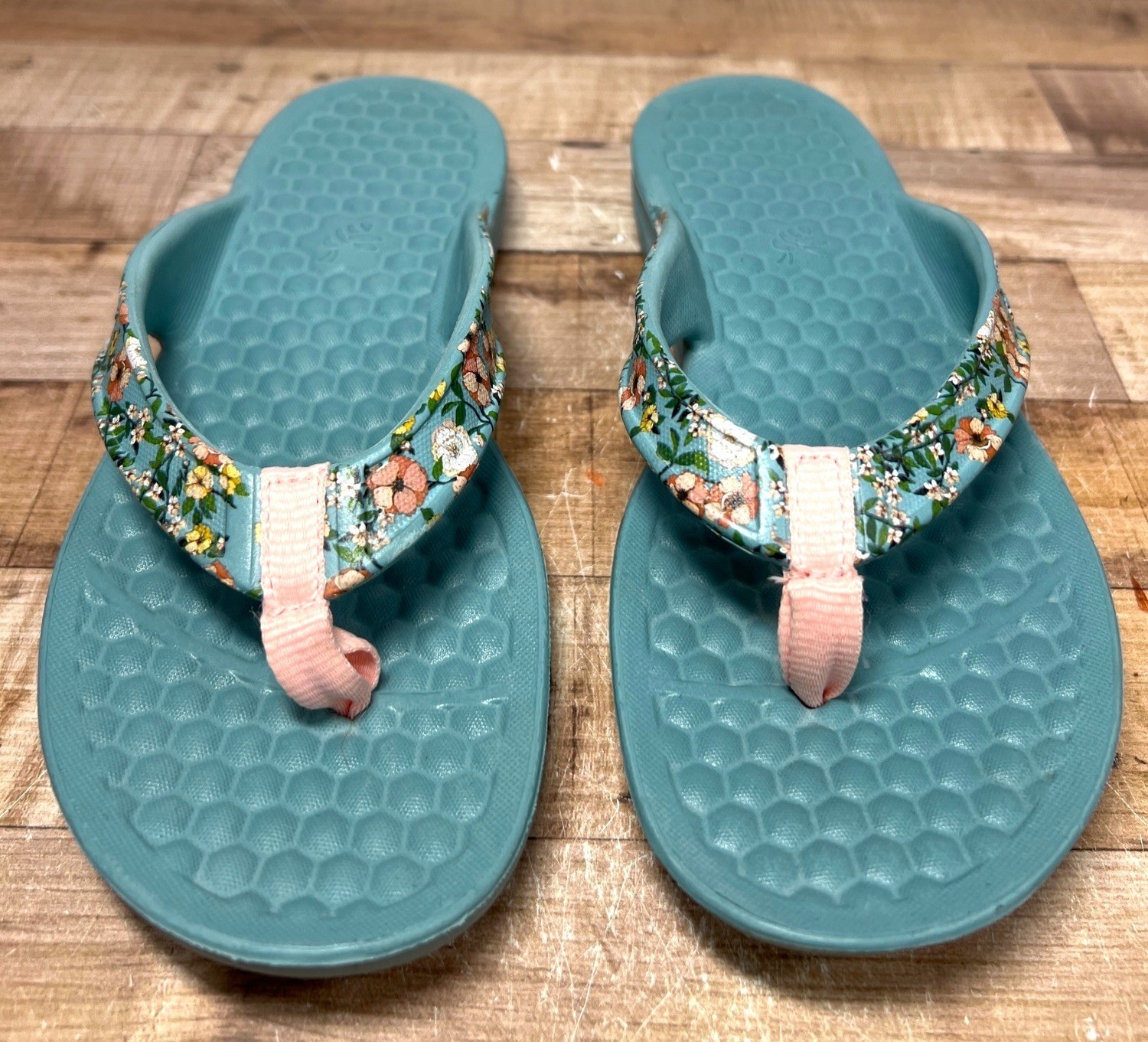 Joybees Womens Size 7 Aqua Blue Floral Print Flip Flops Honeycomb Sole