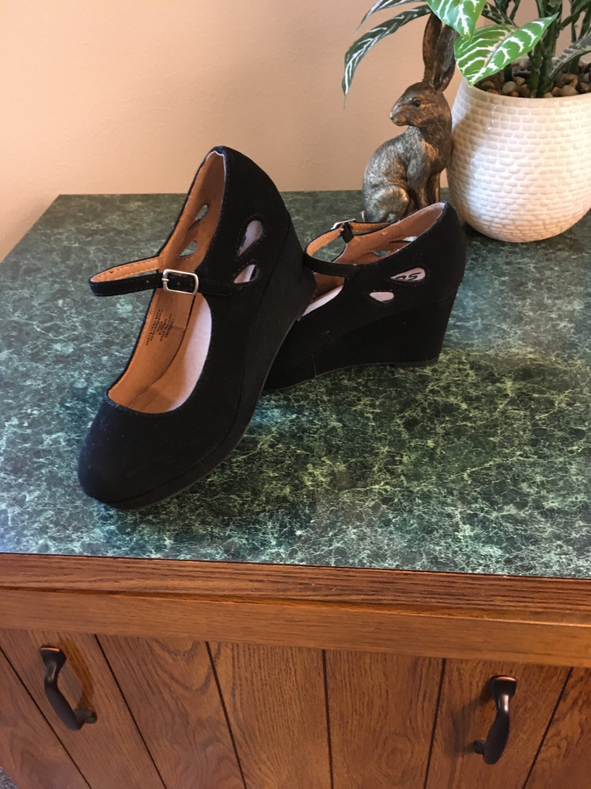 SODA BLACK WOMAN’S SHOES SIZE 4 PLATFORM 3 INCH HEEL ADORABLE CUT OUT ON SIDE