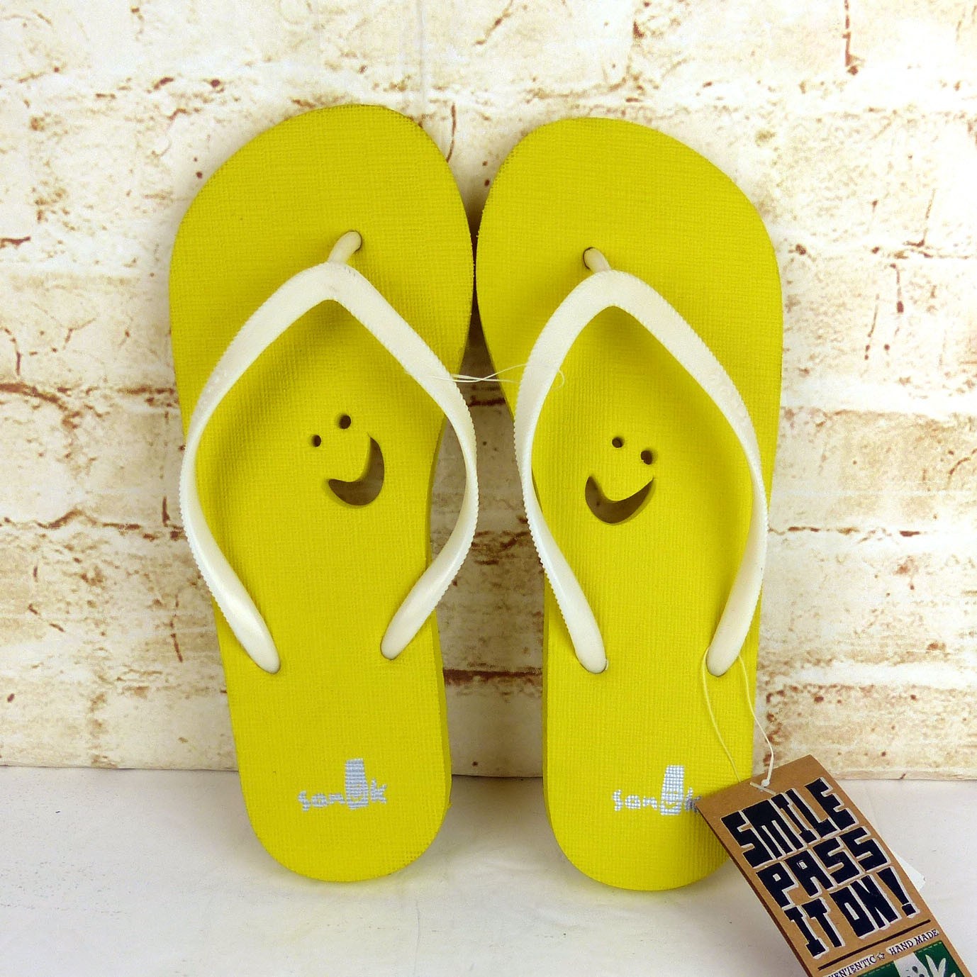 Sanuk Smile Zori Flip Flop Sandals Womens 7 Yellow Cut Out Thong NWT SWS2964