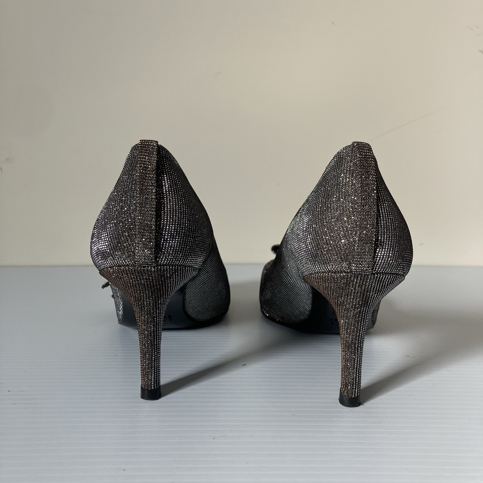 Stuart Weitzman Pyrite Nocturn Glitter Bowover Peep Toe Pumps size 7.5