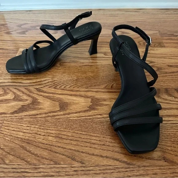 NWOT Naturalizer Elegant Galaxy Black Strappy Sandals, Sz 8.5M