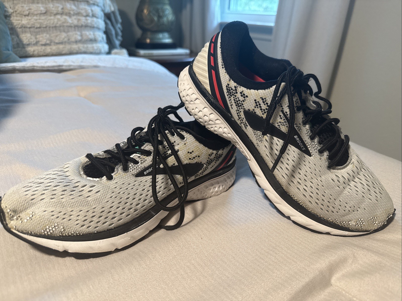 Brooks Ghost Women’s Size 9.5B Black White Pink Athletic Running