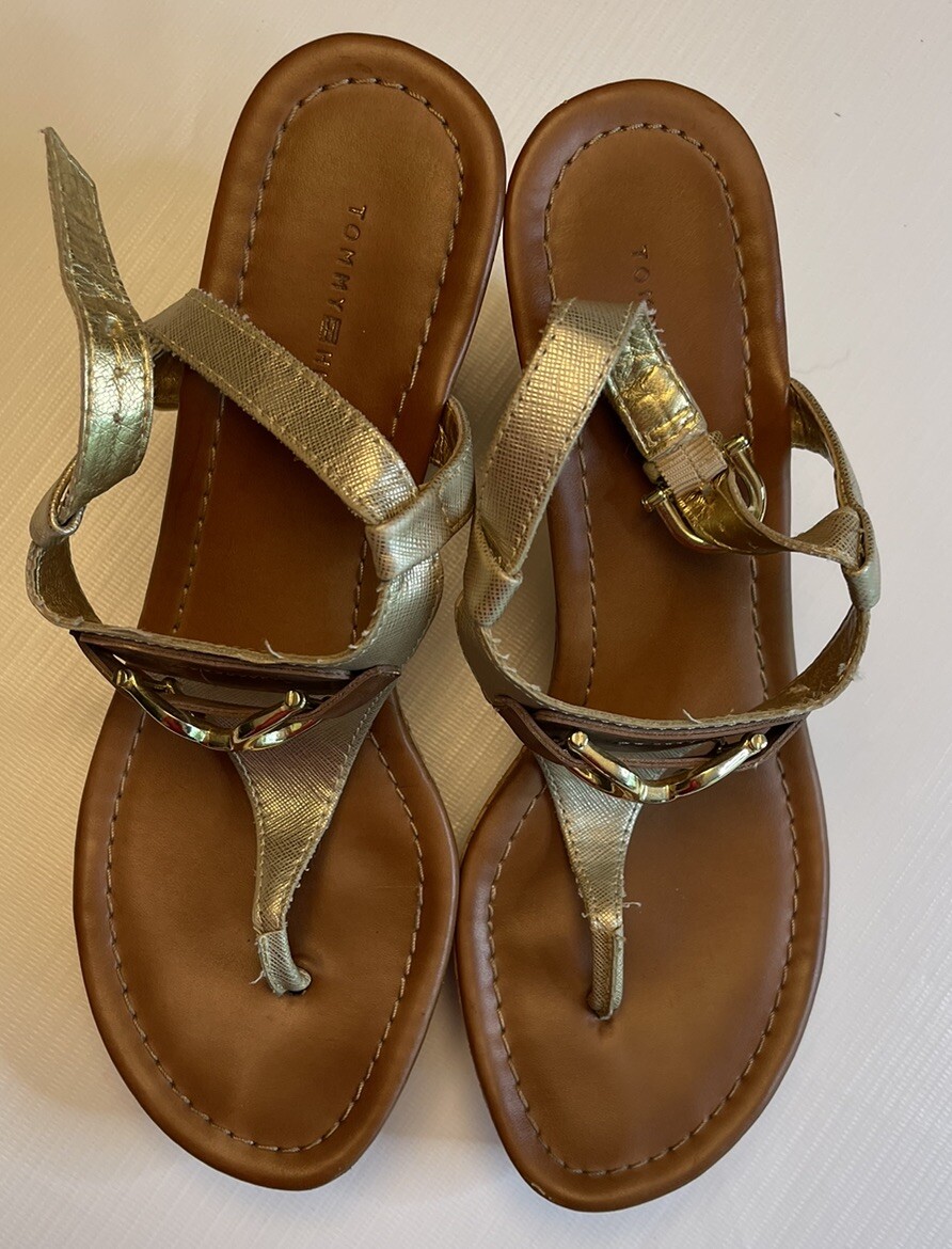 TOMMY HILFIGER Myrtie 2 3.5in Wedge Heel Sandal with Gold Horsebit Sz 8 EUC