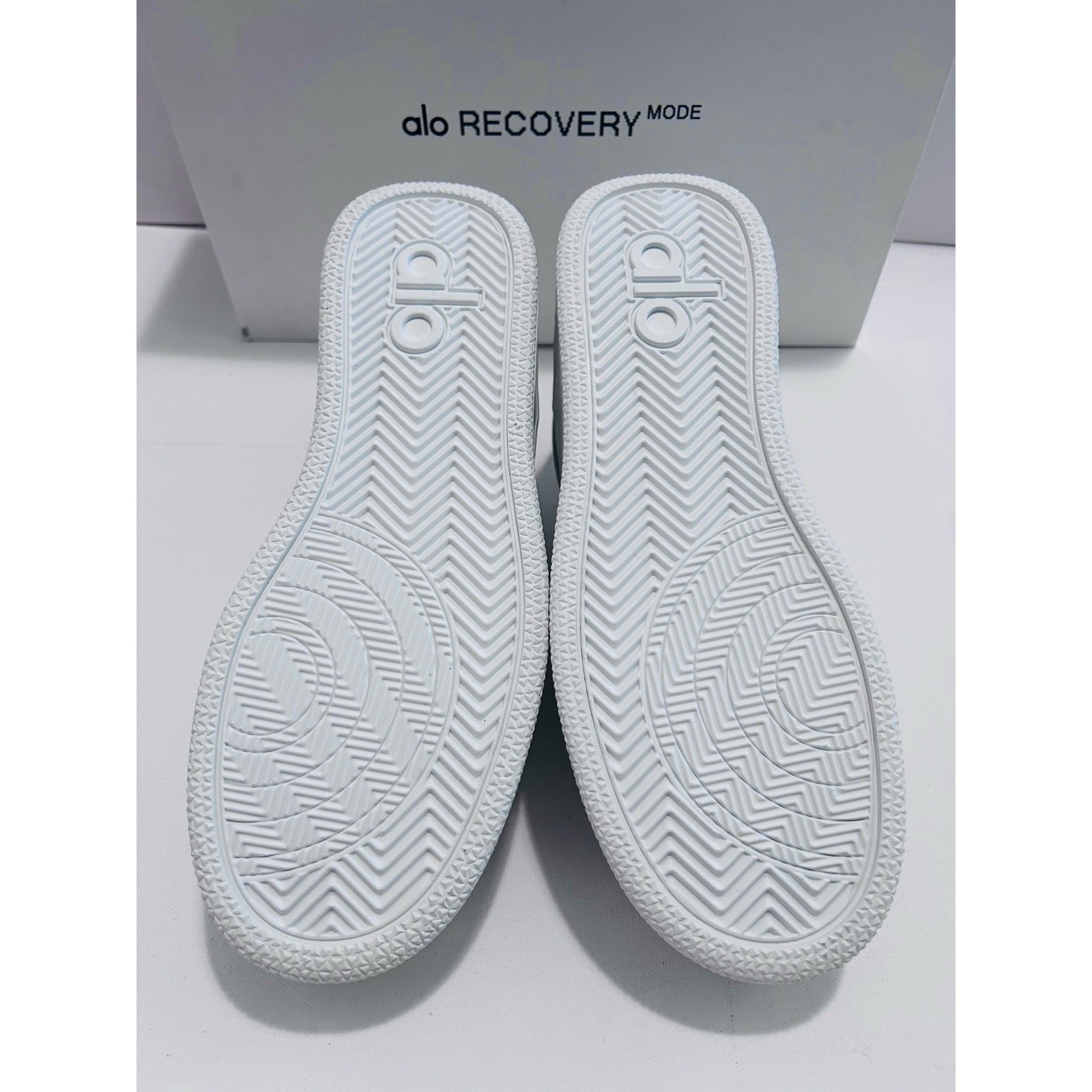 ALO Recovery Mode Sneaker. Women’s size 9/ Men’s Size 7.5 Natural White. NWT’s
