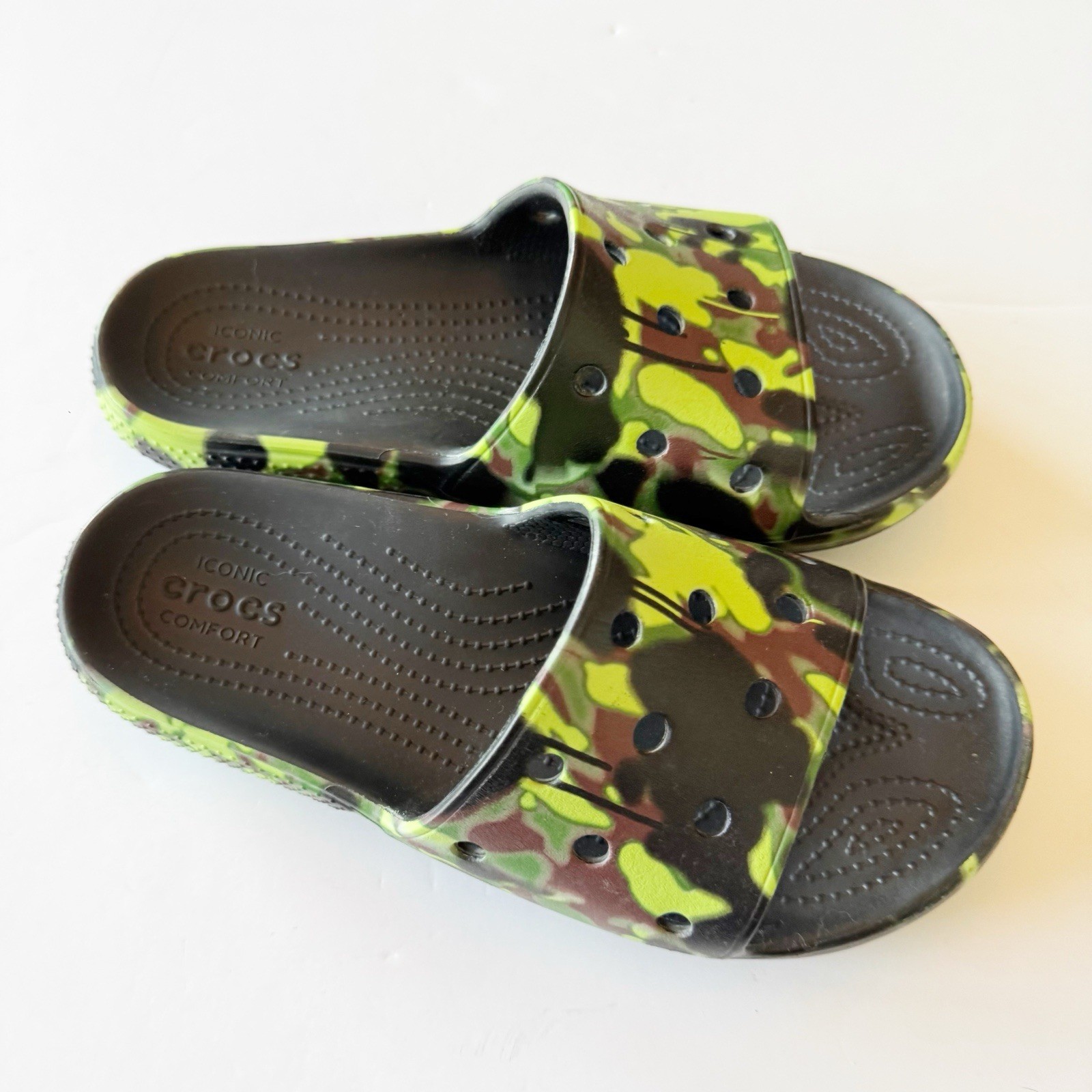 Crocs Classic Slides Camo Women’s 7 Youth Men’s 5 Bright Green Black Brown