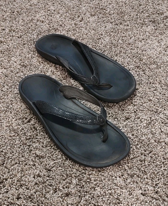 OluKai Kilapa Kia Women’s Black Beach Sandals *See Description*
