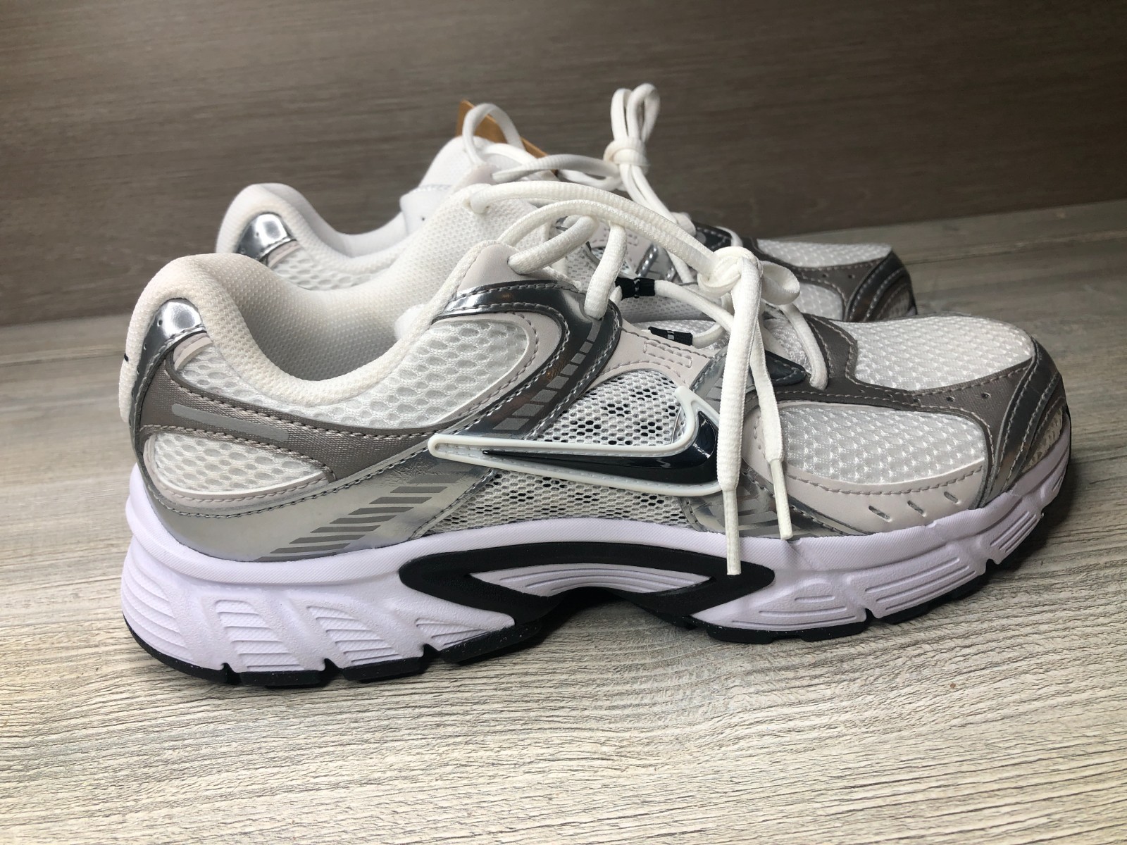Nike V5 RNR White Grey Metallic Silver Black Womens Sports Sneaker Sz 8