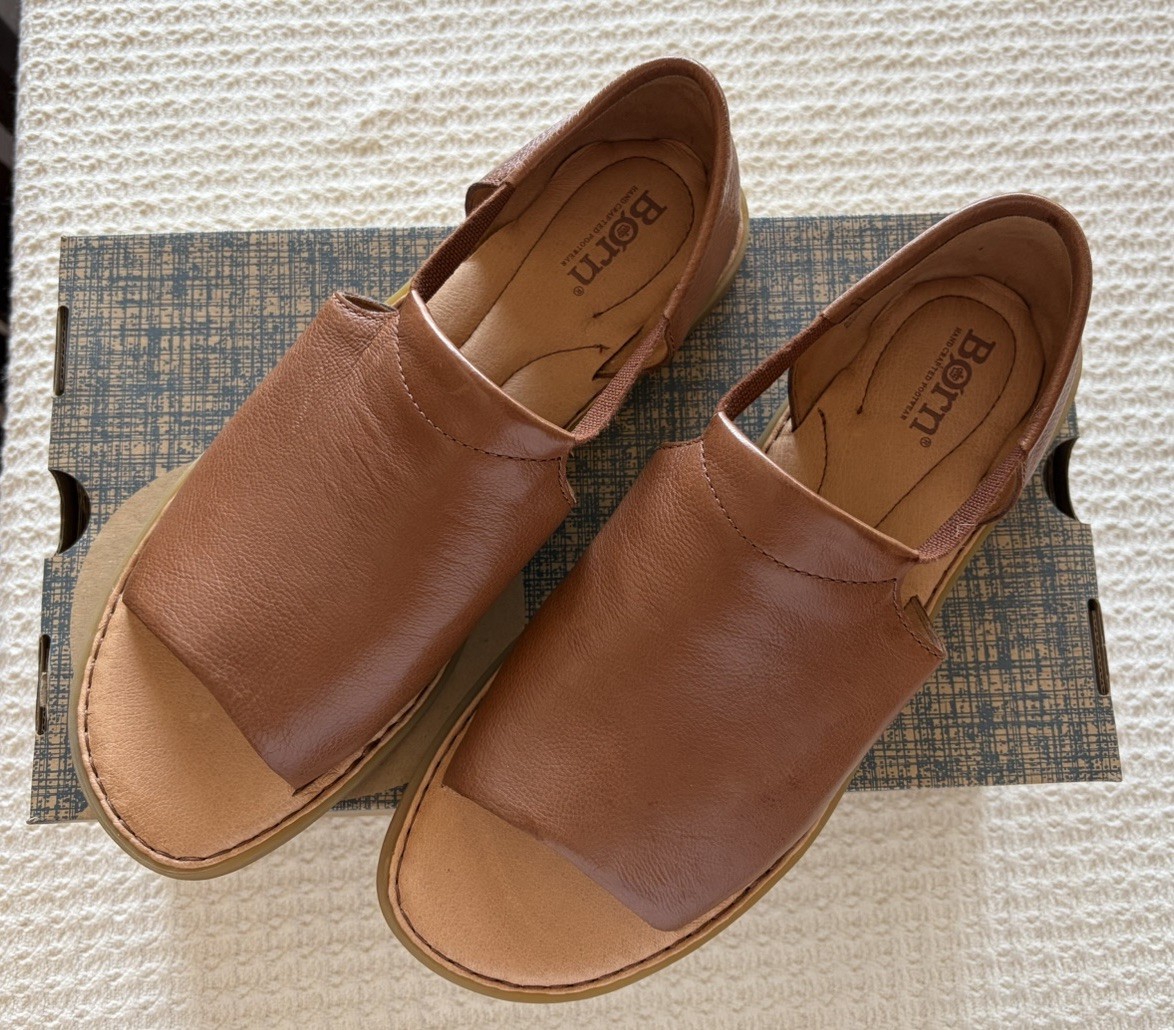 Born Cove Modern Brown Leather Slip On Flat Sandals Shoes Womens Size 9M Unworn