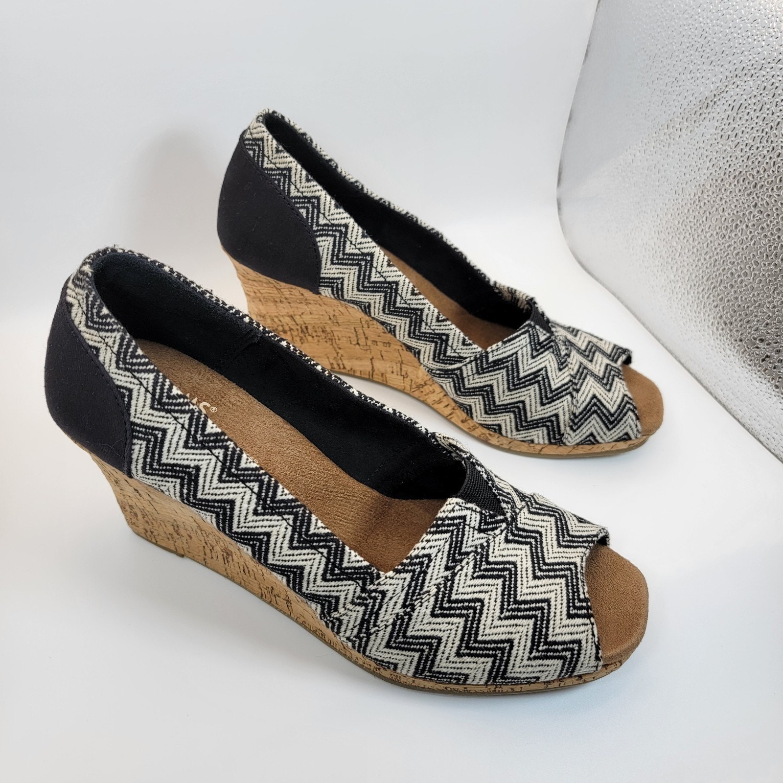 TOMS Stella Classic Wedge Heels Women 8.5 Black White Chevron Zigzag Peep Toe