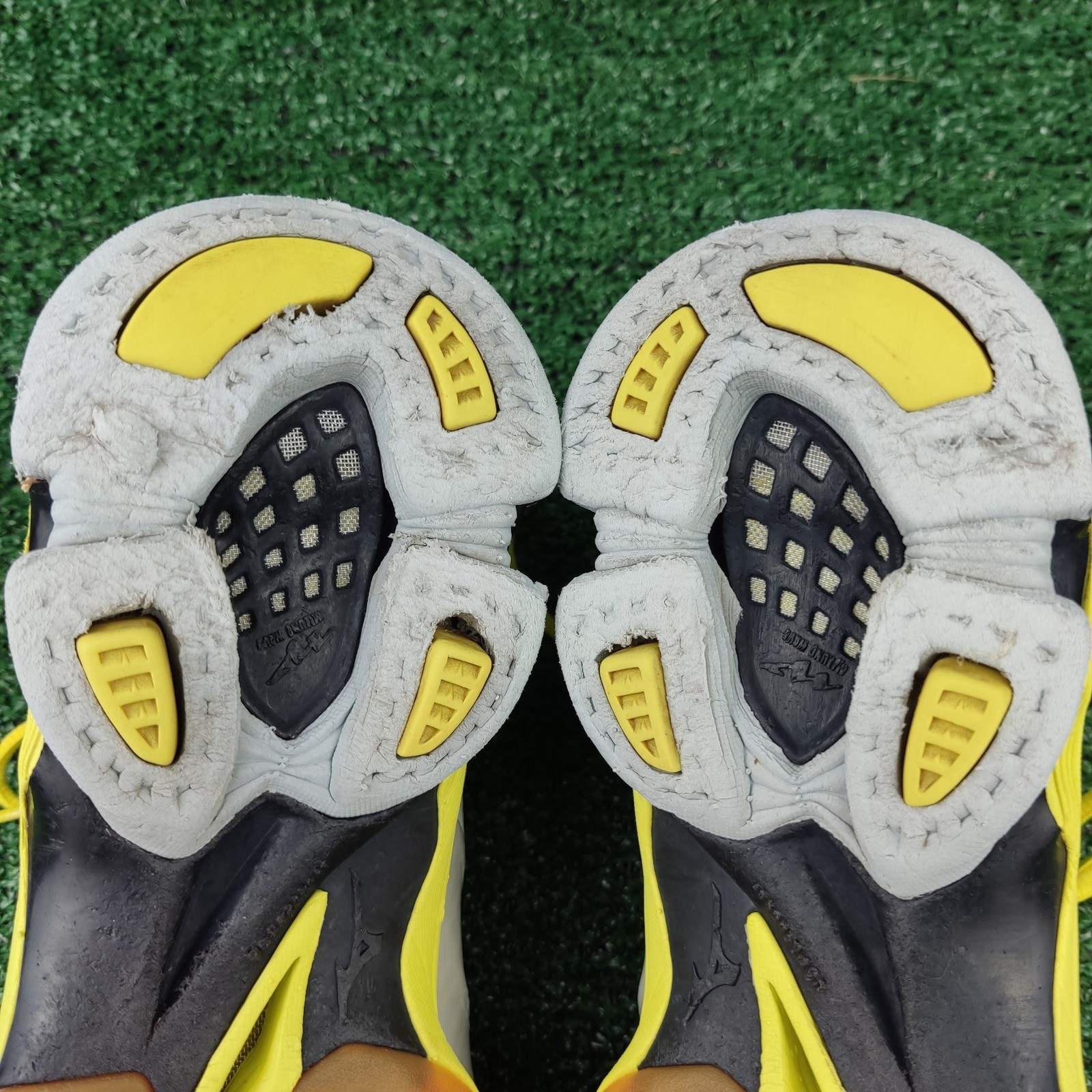 Mizuno Sneakers Womens 9 Silver Yellow Wave Lightning Z Volleyball V1GC150004