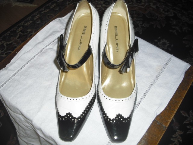 WOMEN’S BELLINI BLACK AND WHITE PUMPS, W/ BOWS. SIZE 9 1/2 M.