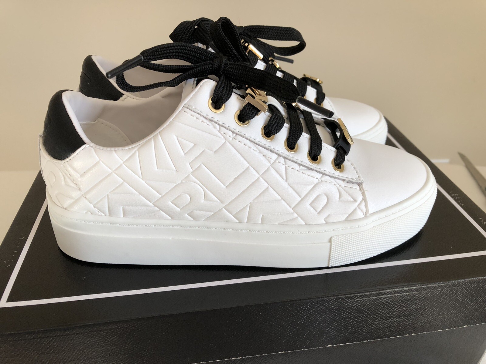 NIB Karl Lagerfeld Paris Women’s Casual Everyday Cate Box-Lace Up Sneaker size 5