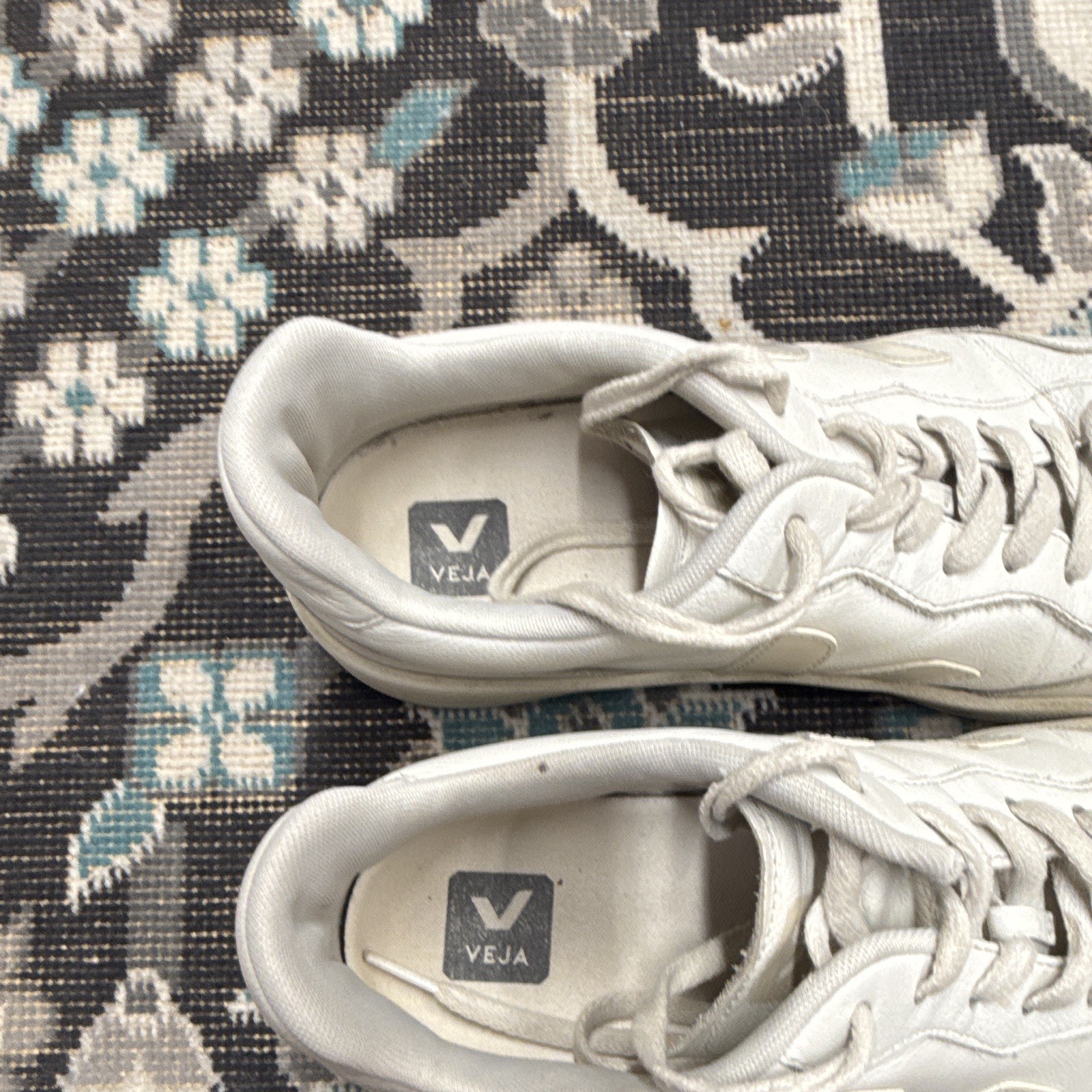 VEJA White Low Top Lace-Up womens Sneakers Casual Solid Logo Athletic