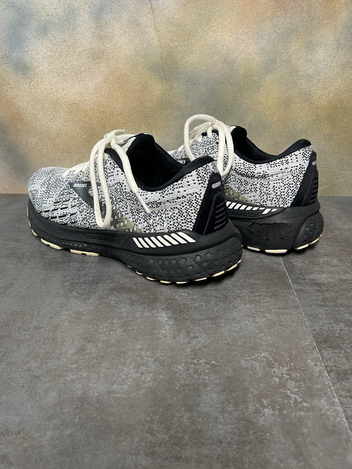 Brooks Adrenaline GTS 21 Women’s White & Black Sneakers 1203291B135 Size 8B