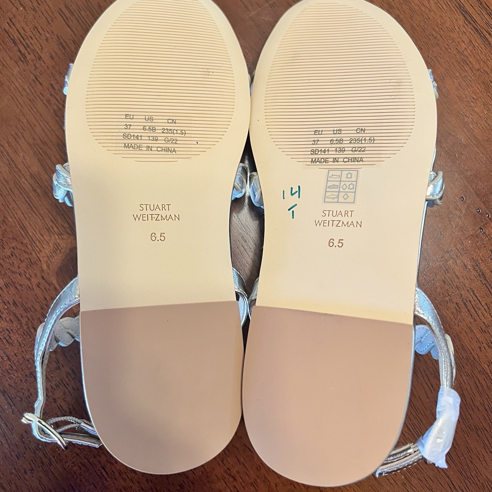 Stuart Weitzman Twistie Flat Sandals Platino Women’s 6.5B Strappy NEW