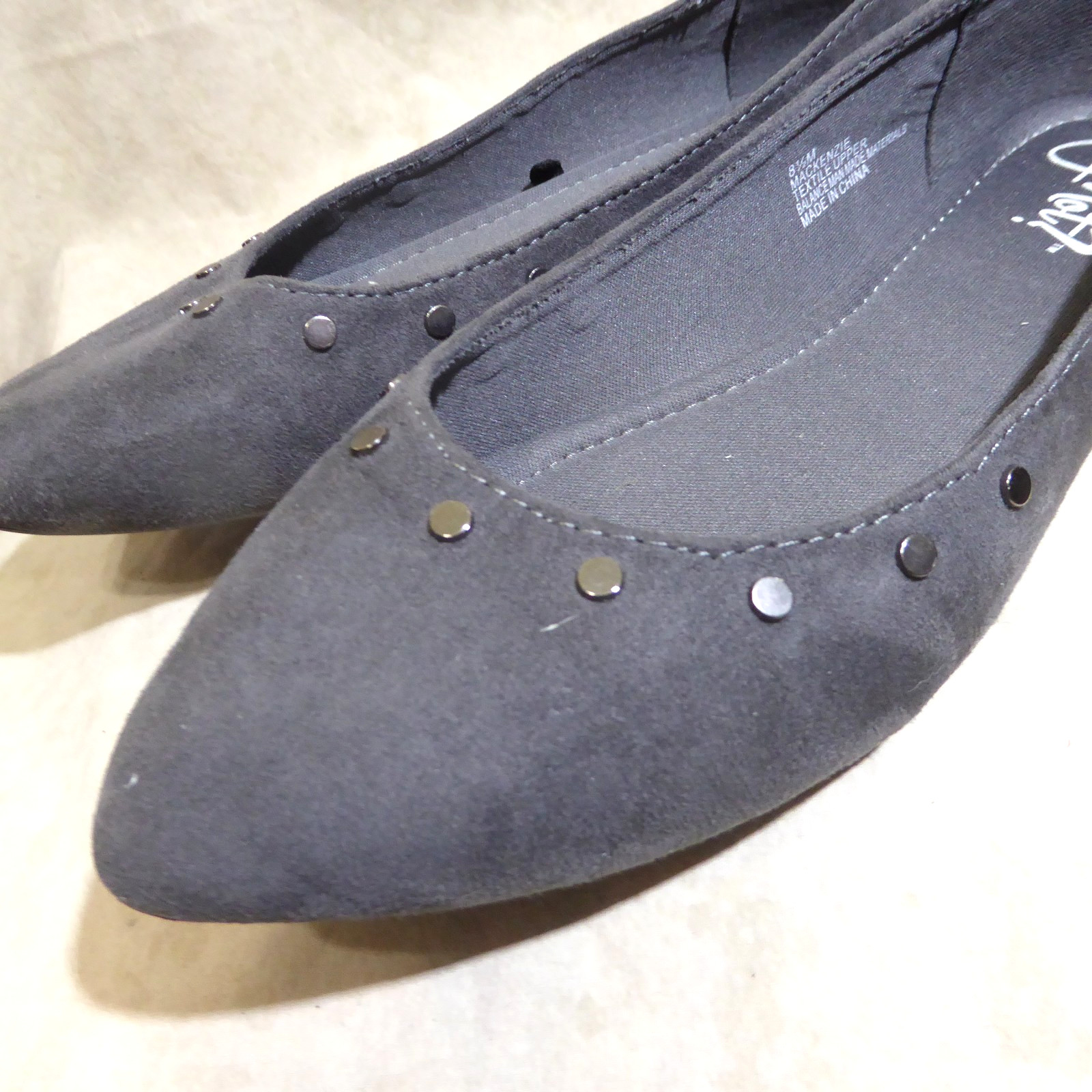 🩰 Y-Not? Pointy Toe Ballet Flats sz 8.5 M Nickel Gray Suede Textile; Studded