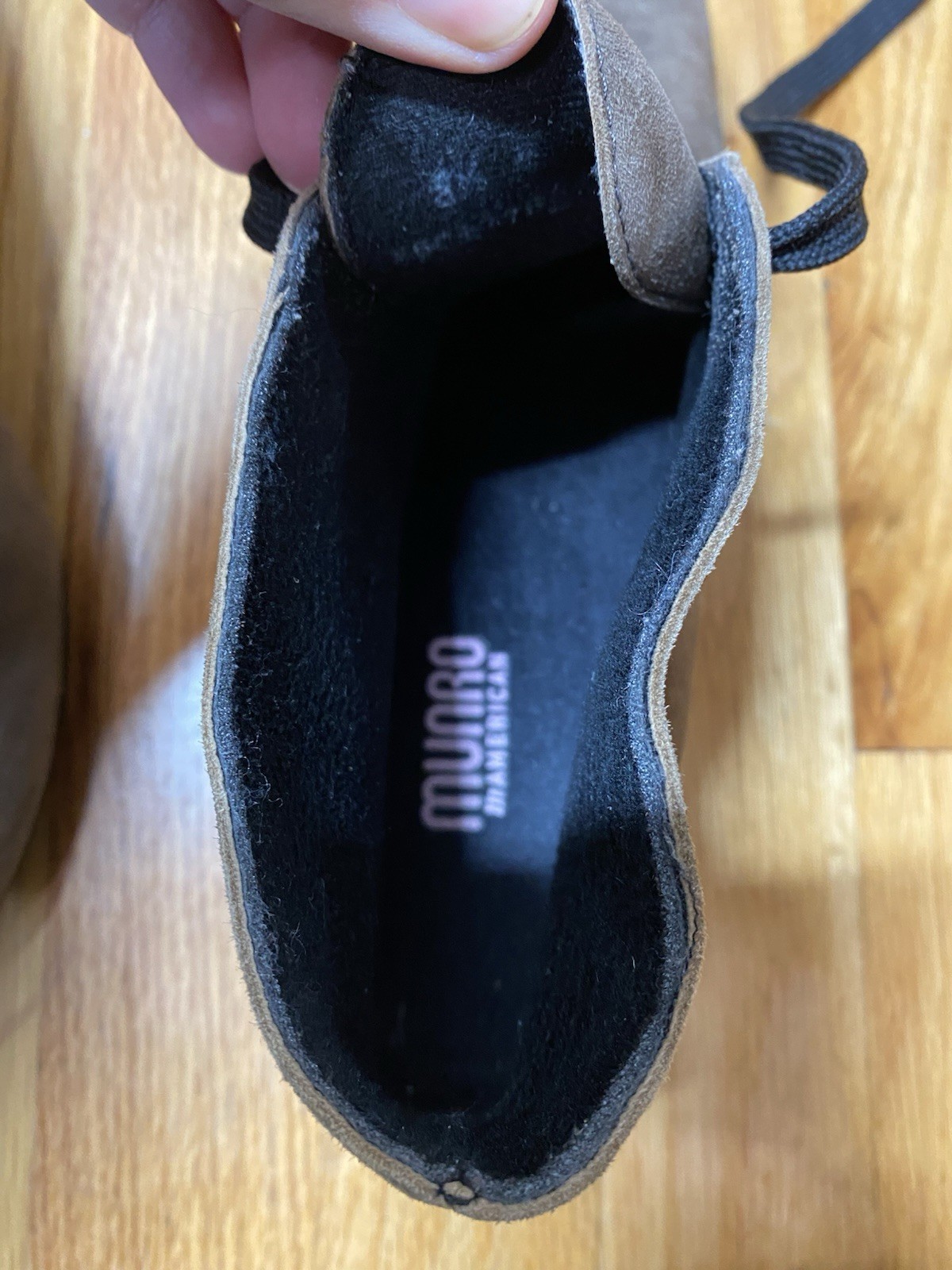 MUNRO ALL AMERICAN Taupe Gray Suede Ankle Bootie Shock Absorbent Size 8.5 NARROW