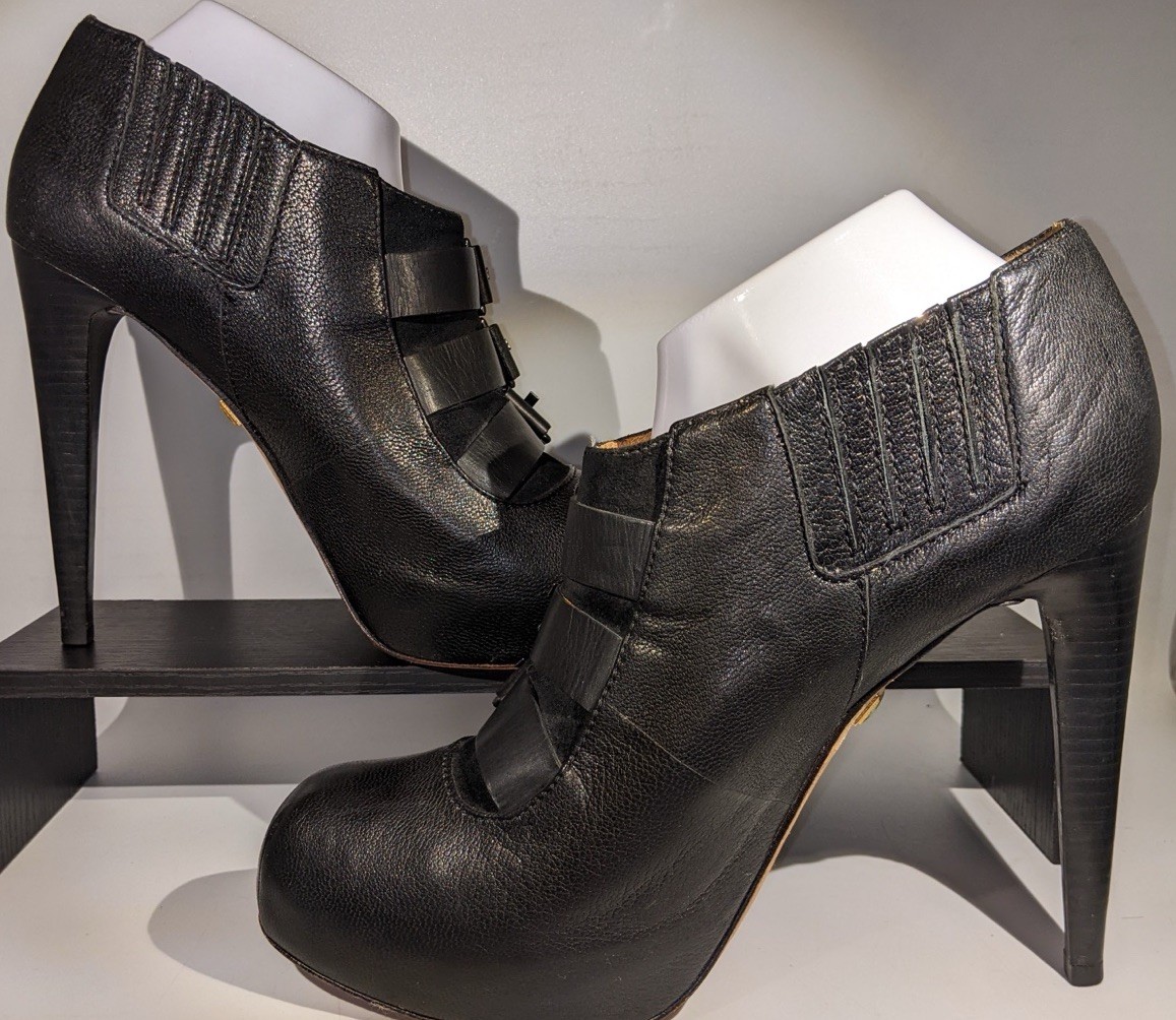 L.A.M.B. Gwen Stefani Sz 10 Blk King Triple Buckle Bootie Stiletto Heels Pumps