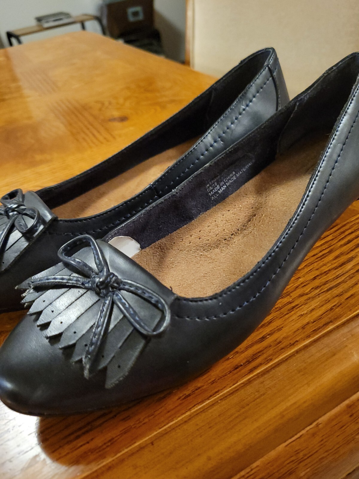 Black Leather Shallow Toe Kilted Flats By BASS Sz 7. Immaculate Condition.