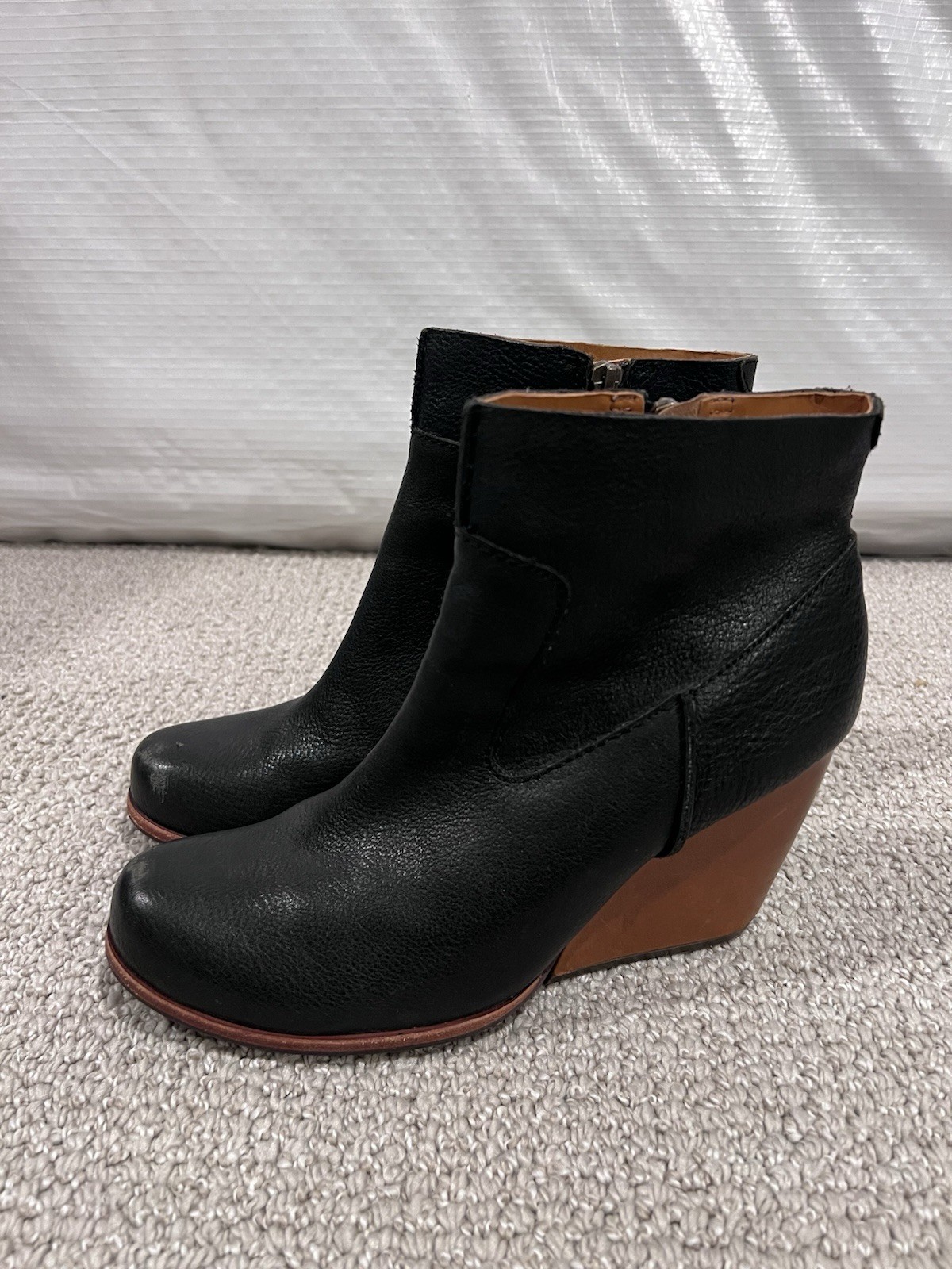 Kork-Ease Michelle Wedge Ankle Boots Wm Sz 8 Black Leather Booties Zip K27703