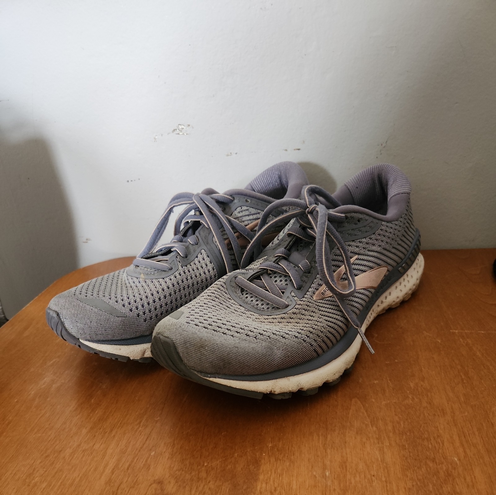 Brooks Women’s Tennis Shoes Size 8