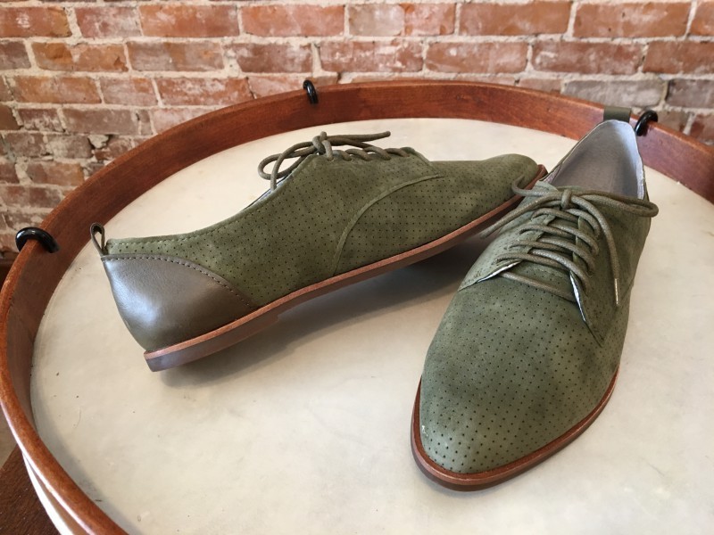 ED Ellen Degeneres Suede Perforated Kulver Oxford Flats Chive Green 11 New