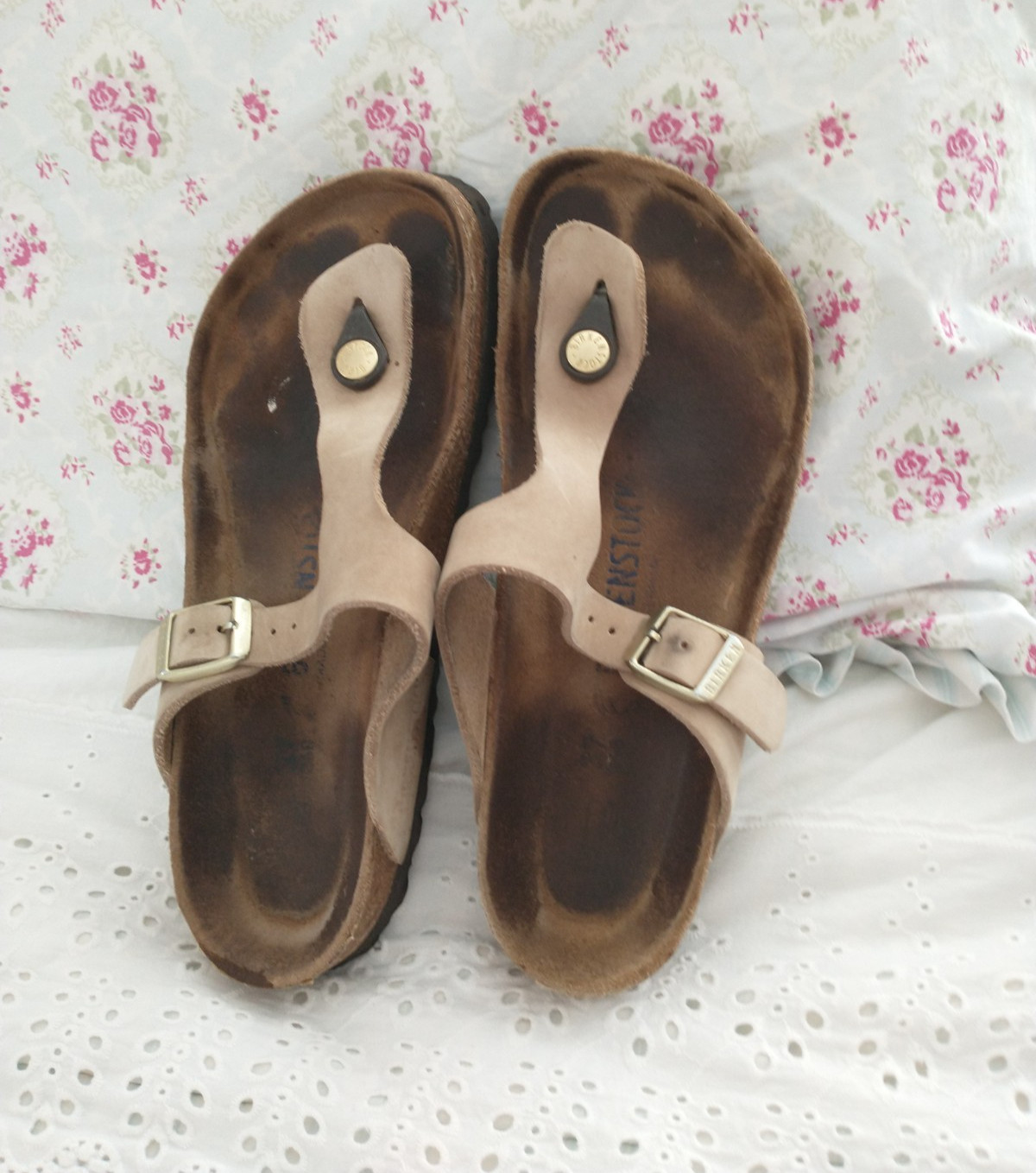 Birkenstock Gizeh Women’s Size EU 37 (US 6-6.5) – beautiful gold hardware