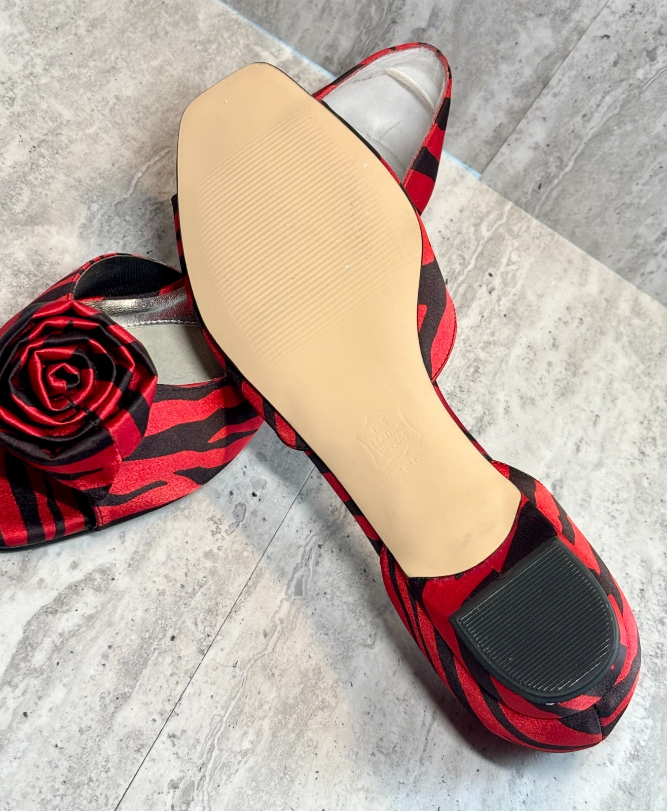 Ros Hommerson Monet Red Black Rose Accent Dressy Flats Slip Ons 9M