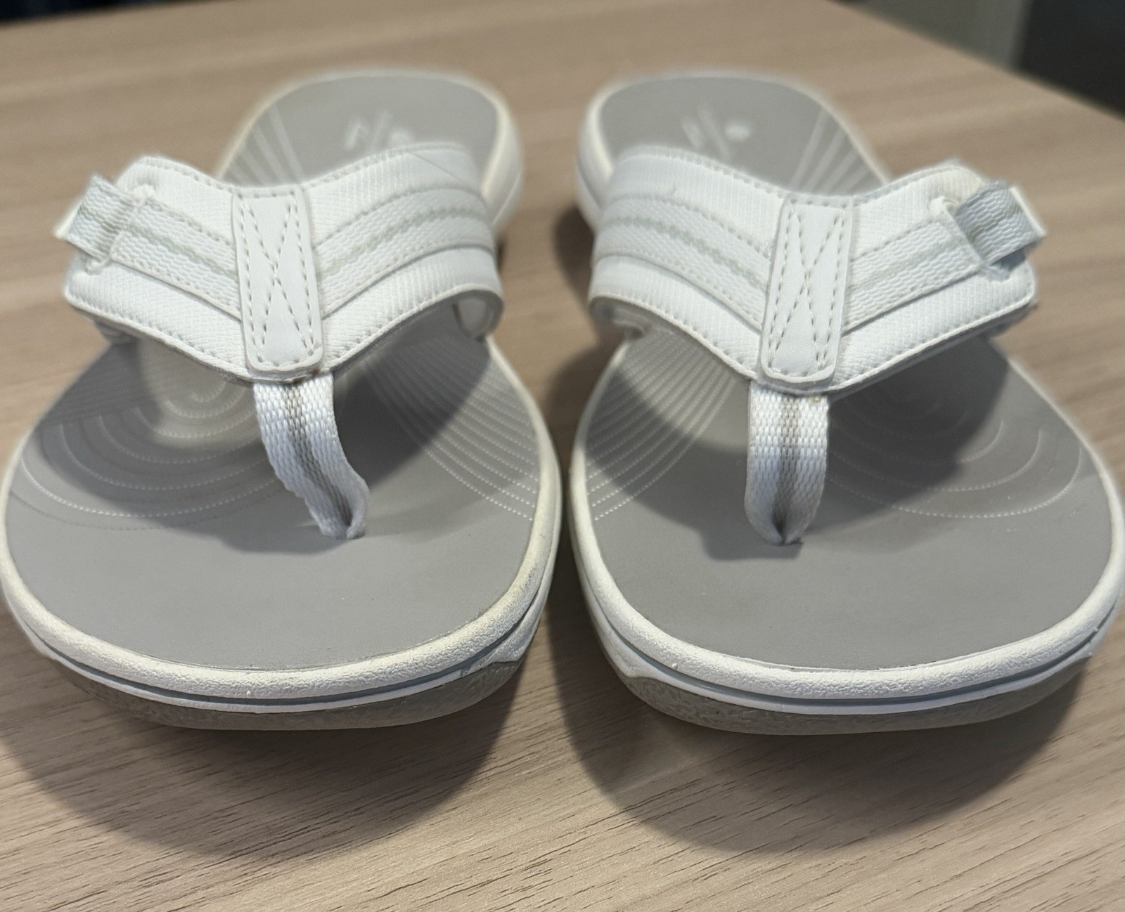 Clarks Cloudsteppers Women’s White Adjustable Strap Sandal Size 9M