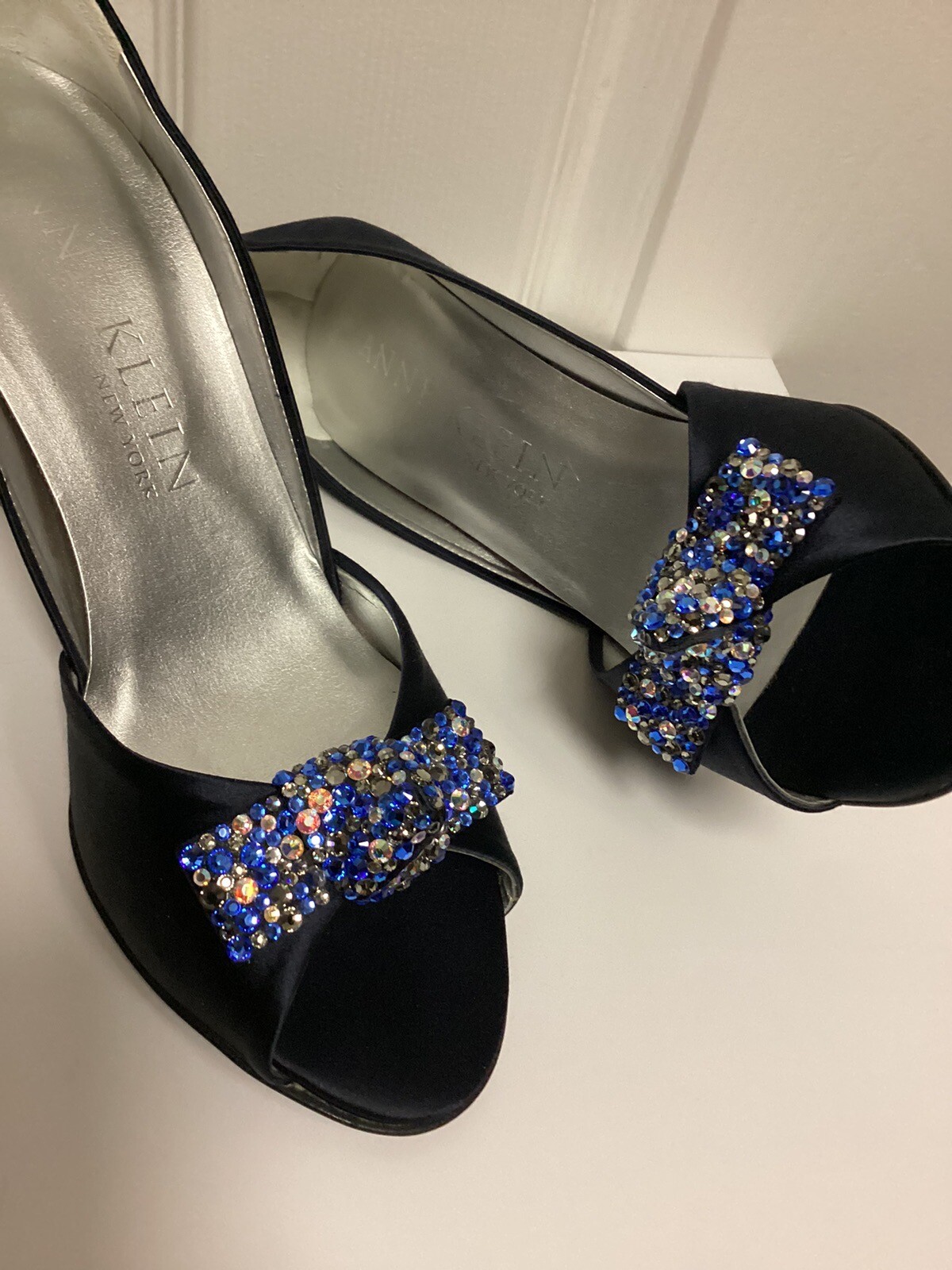 Anne Klein Italy $300 Vtg Open Toe Navy Satin Crystal Bows Heels Shoes Size 7