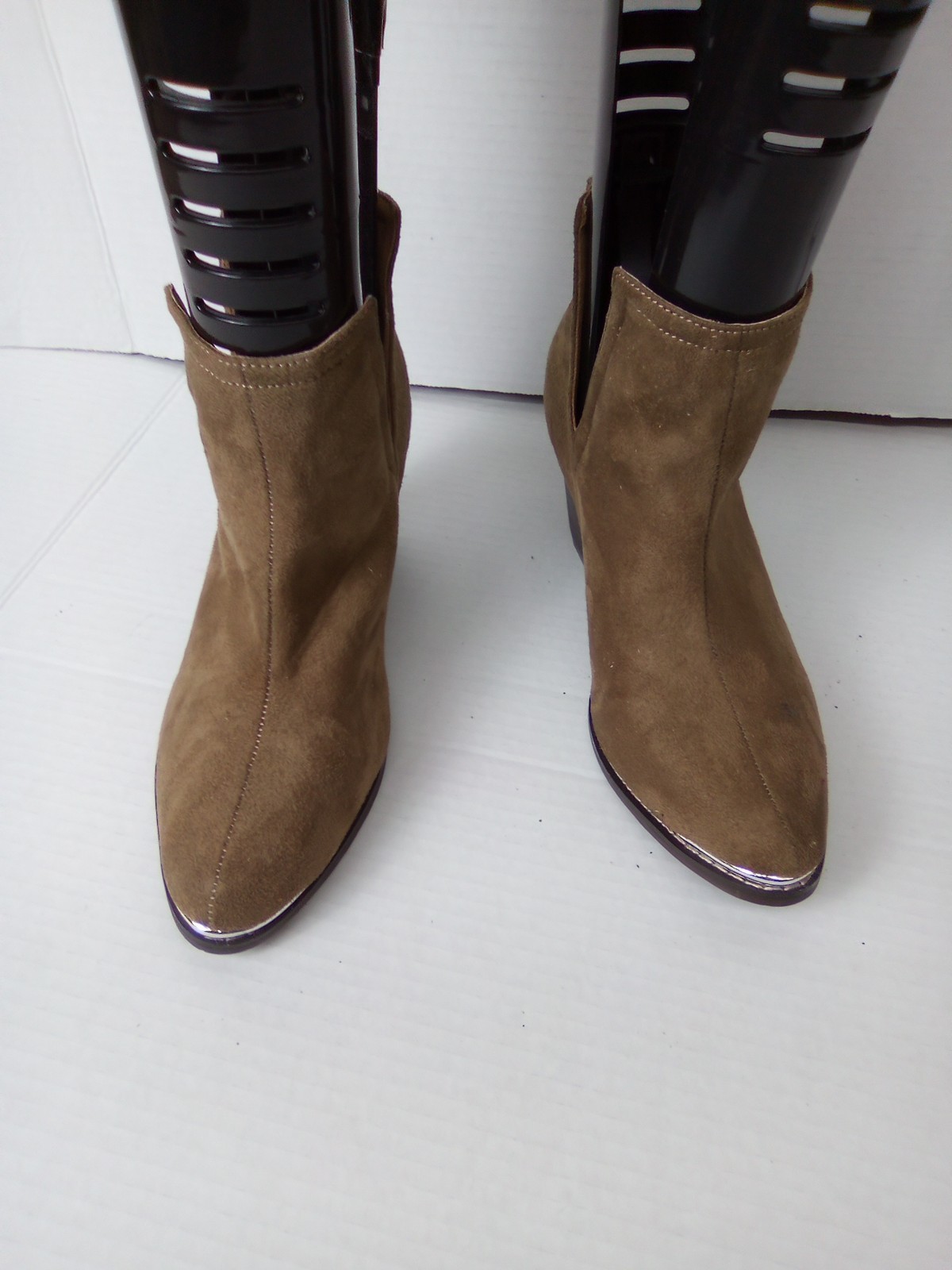 BOOTS WOMEN UNBRANDED SIZE 5.5 HAVE A LITTLE SPOT PICTURE PROVIDED SALE AS IS