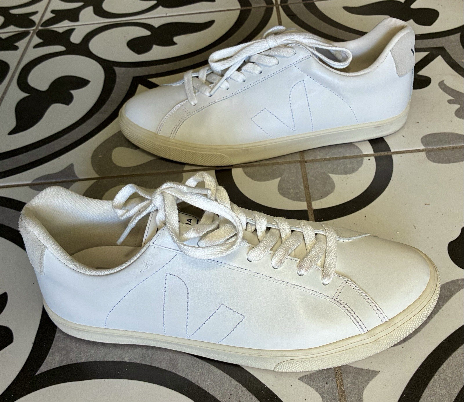 VEJA Low Esplar Leather Lace-Up Sneakers | White Great Condition Womens 9 EUC