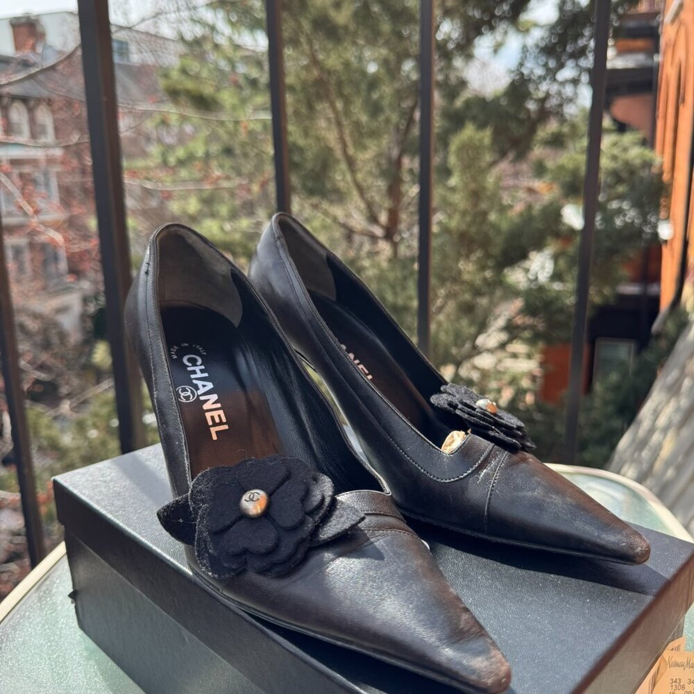 Vintage Chanel Classic Pump Black Camellia Flower Pointed Toe Heels CC US 7/EU38