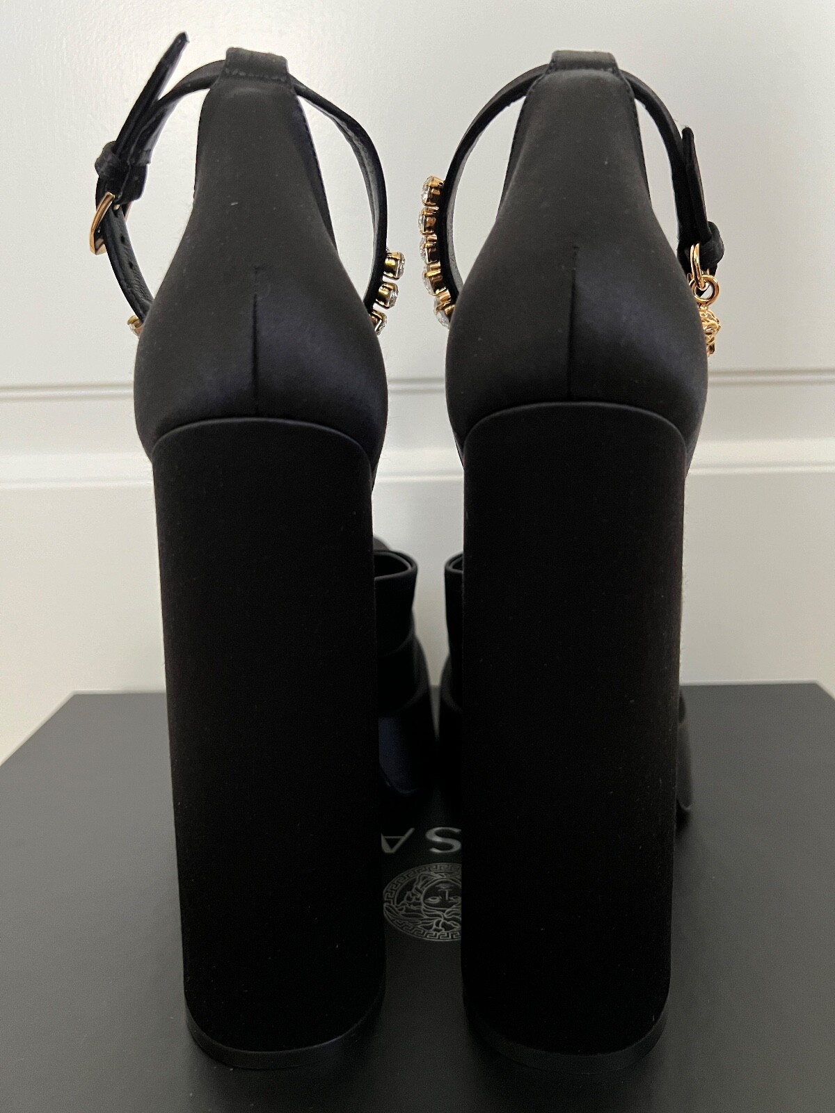 NIB Versace Medusa Aevitas Black Satin Crystal Logo Platform Pumps Sz 39.5 $1575