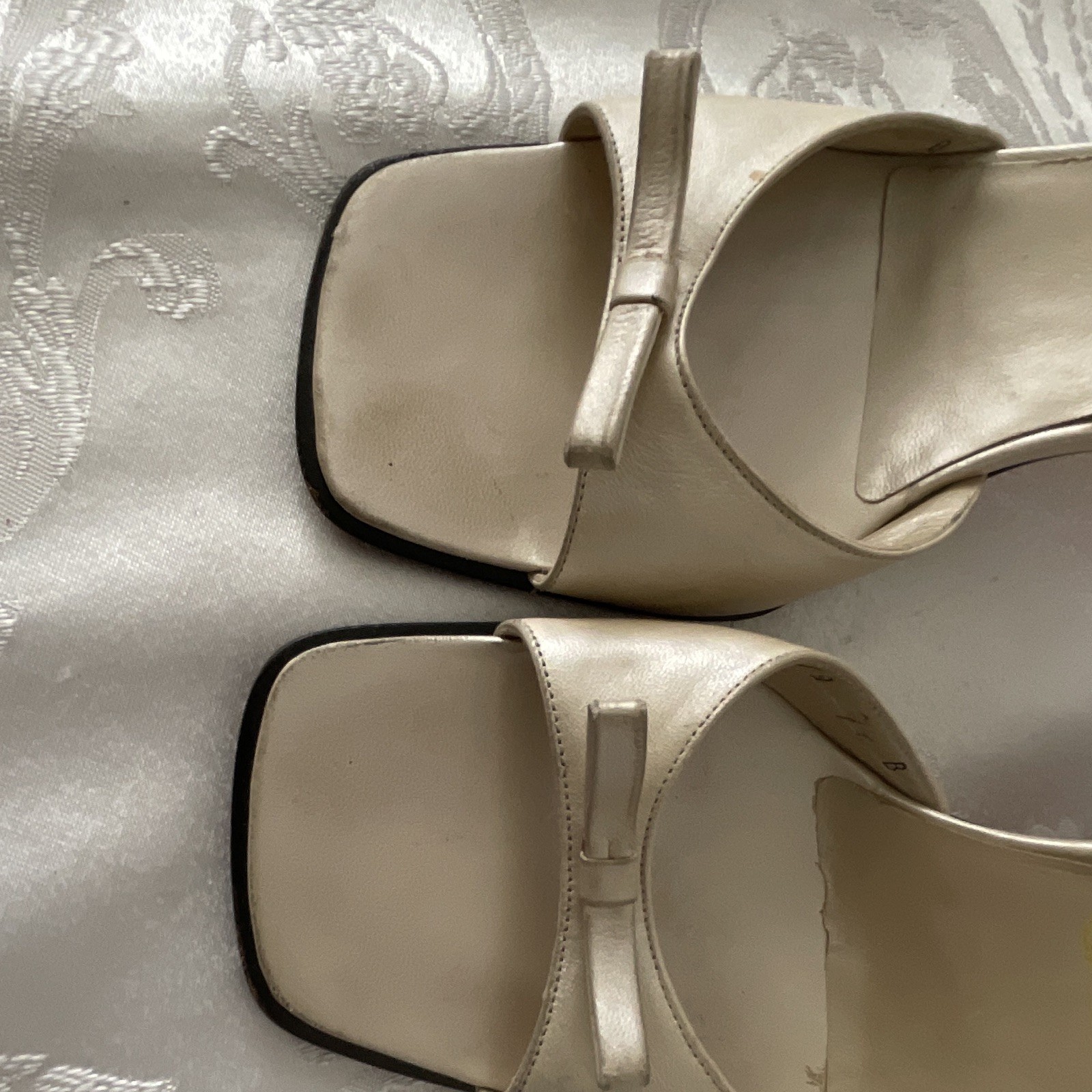Salvatore Ferragamo Women’s Beige Leather Slingback Bow Square Toe 7B