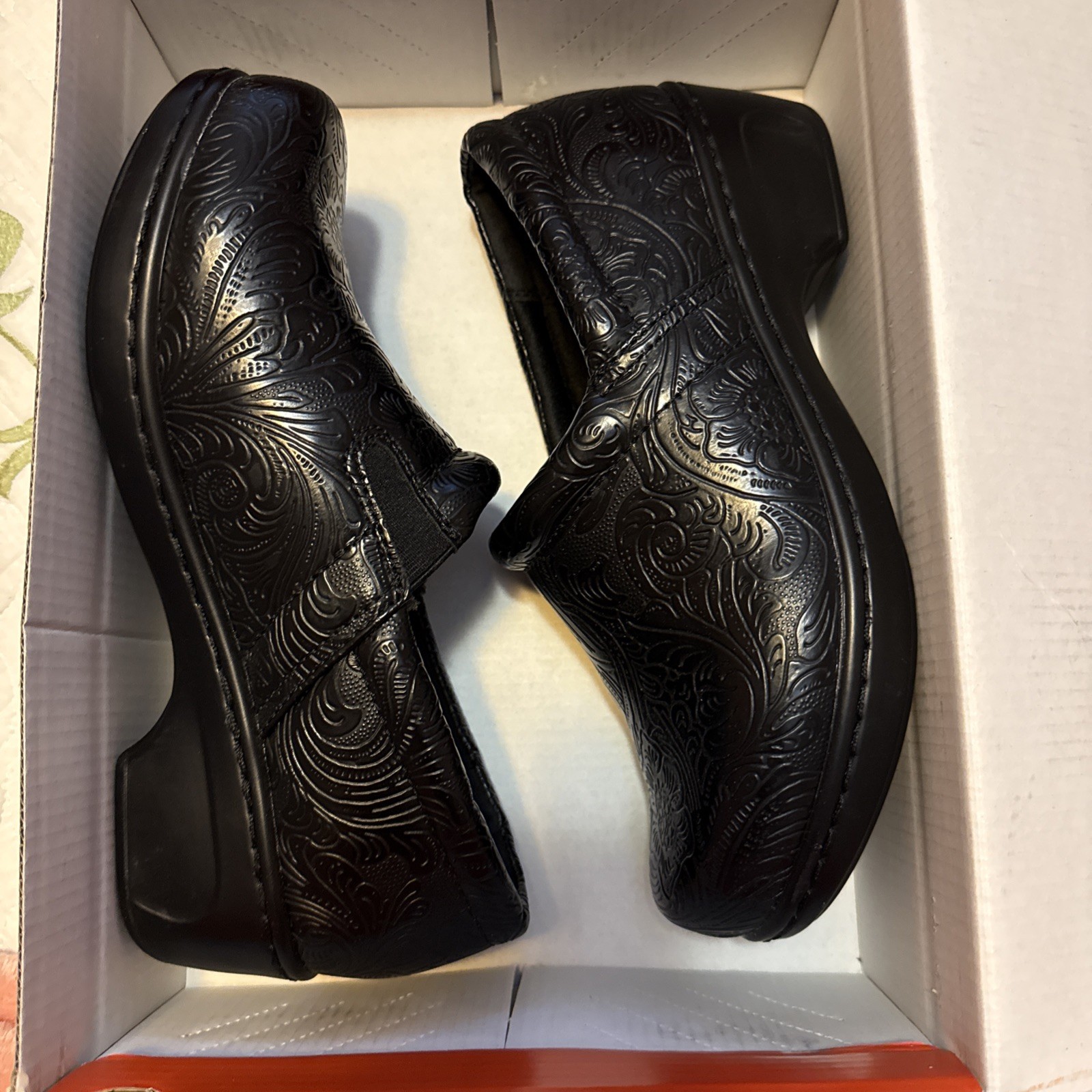 YUU Womens Clogs Black 7.5W Shoes Bethanee Slip On Embossed Comfort *NIB*
