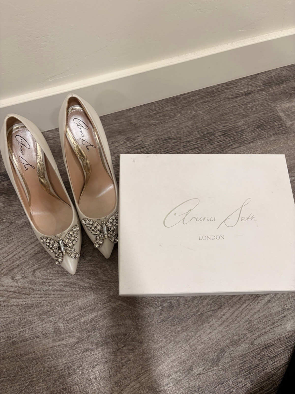 Aruna Seth Ivory Leather Pointed-Toe Stiletto Pumps Rhinestone Butterfly EU 41