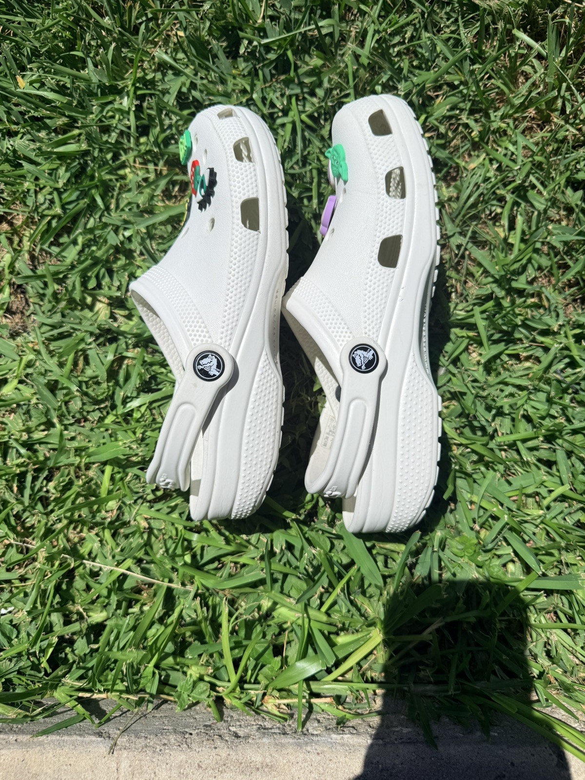 Crocs Classic Clogs Unisex Slip On Men’s 6 Women’s 8 White jibbitz Included