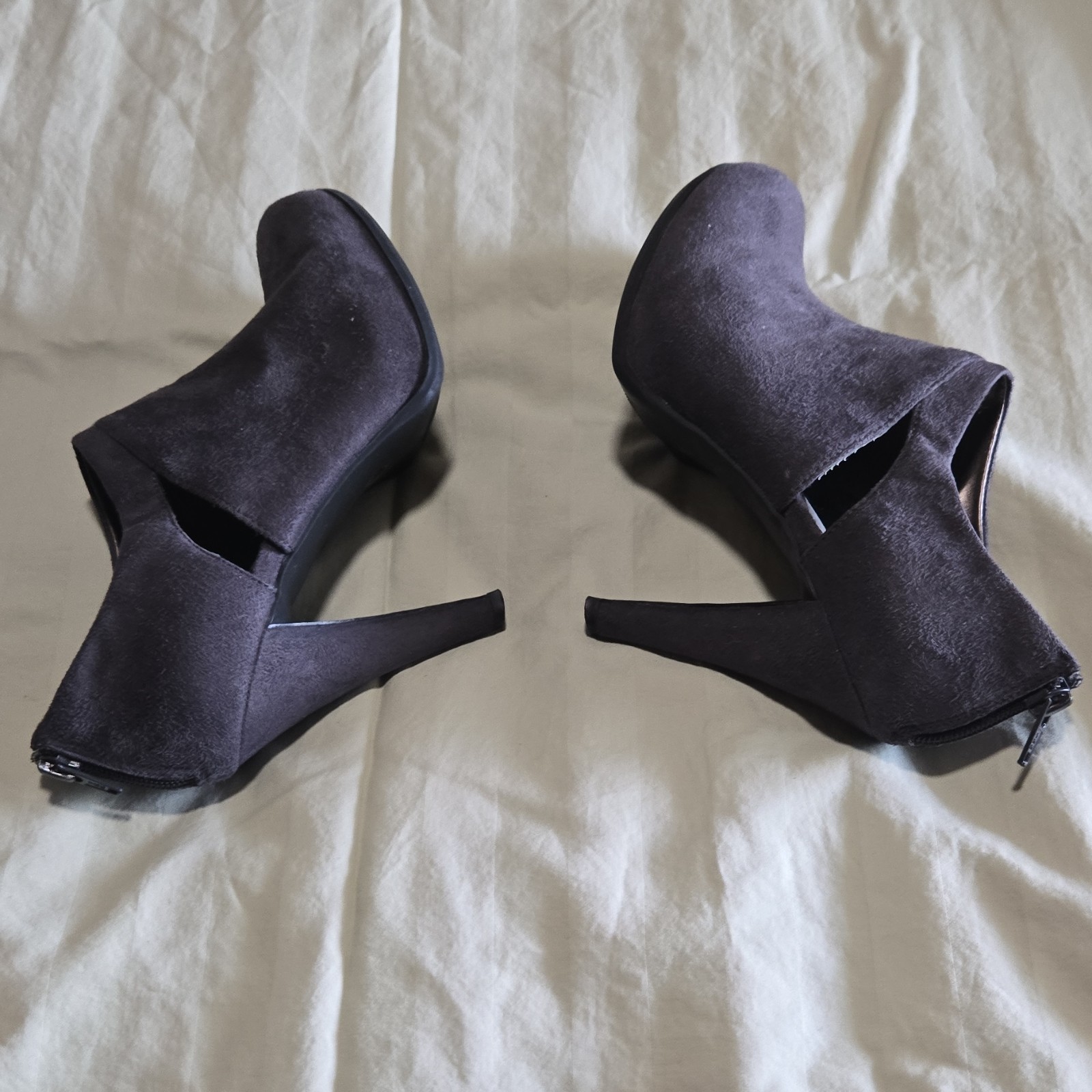 Worthington Women’s Gray Faux Suede Round Toe Bootie Stiletto Zip Size 6.5