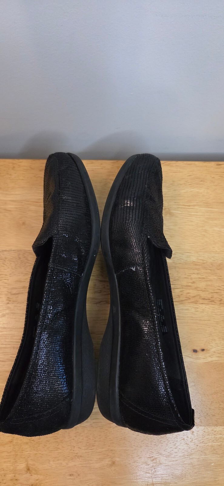 Clarks Black Textured Slip-On Loafers Women’s Size 9W