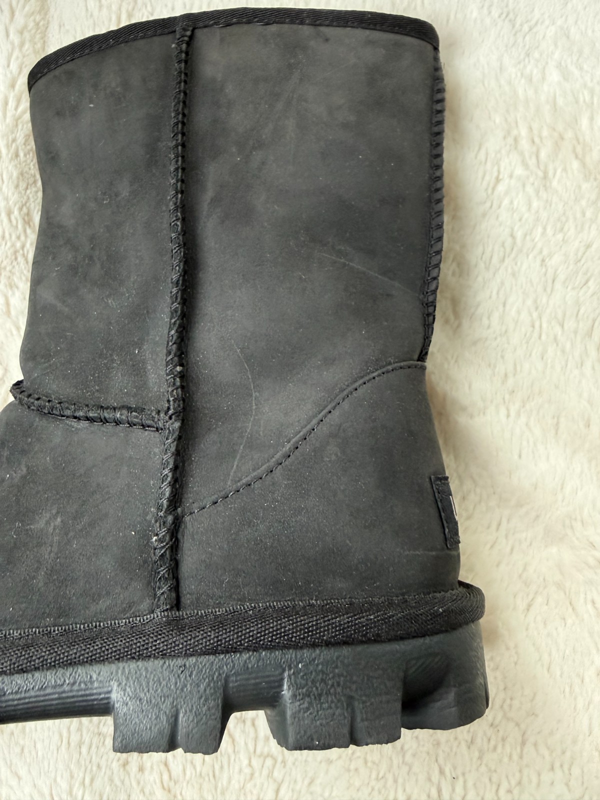 NWD UGG Women’s Essential Short Leather (1111513) US7/UK5/EU38