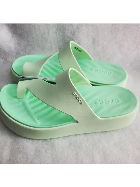 NWT – Crocs Getaway Platform Toe Loop – Size 8